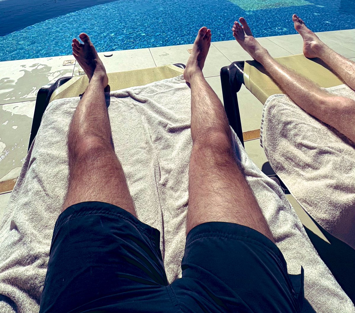 C’est qui la petite salope qui vient se foutre à nos pieds et lécher ? 
#feetfetısh #foot #lick #pieds #gay #gayfetish #gaycouple #vacation <a href="/RetweetMaleFeet/">🔄 Retweet Male Feet 🦶🏻</a>