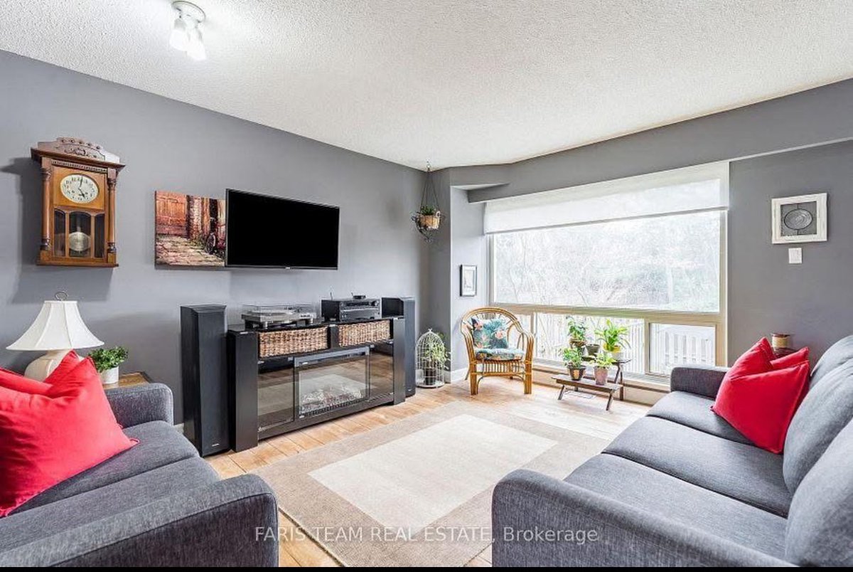 StaplesLillian's tweet photo. This bright and spacious 1,303 sq ft. 3 bedroom, 2 bathroom end unit condo townhome is in move in condition!
*No neighbours beside or behind! 
*Convenient location
*New furnace  (2024)
*Low condo fees and low taxes 
$539,900
Direct: 705-718-9549
Lillian@FarisTeam.ca https://t.co/VrUJqw8fVn