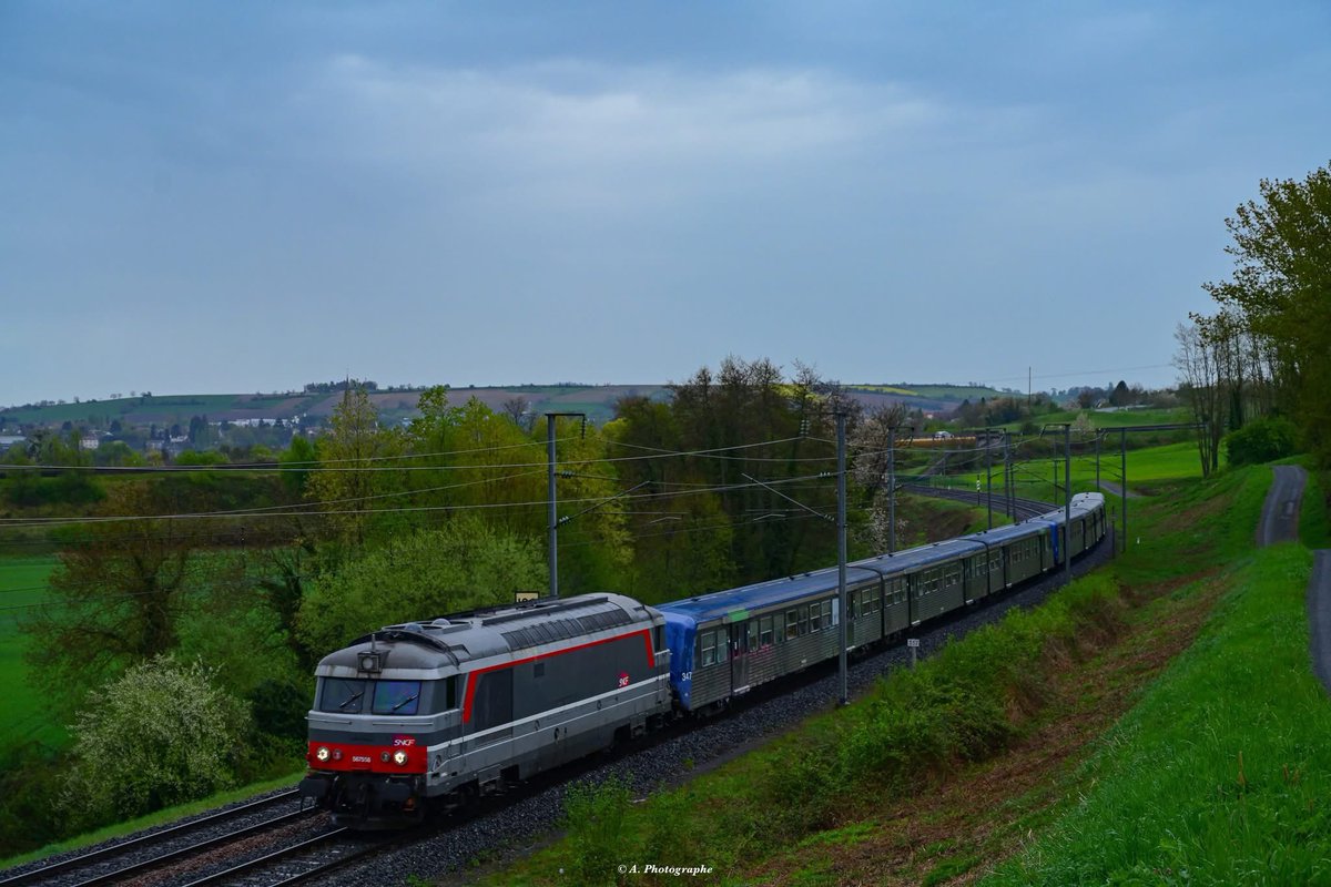 première sortie pour l'association de la R 420 du 12 avril 25 avec un aller/retour entre Issoire et Cosne /Loire pour la visite du château de Guedelon. 
C'est la 67558 de la CMR et les deux RRR 347 et 26 qui sont sur le retour, 
le train est photographié a quelques km de Vichy
