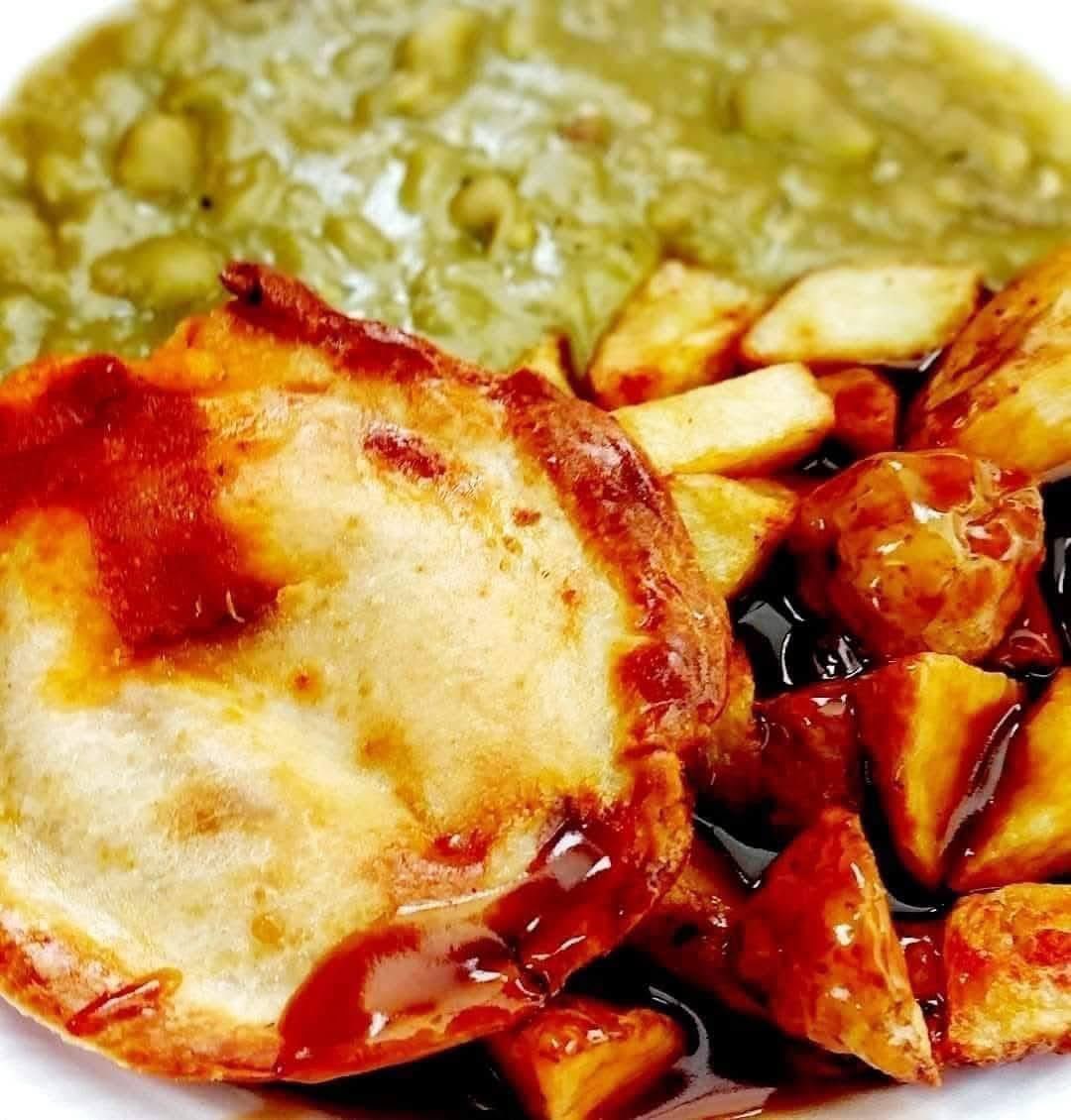 NitelightC's tweet image. Despite the wind, the wonderful team set up a free stall in Stockton today. Some very grateful people receiving Easter eggs, food, clothing and hot pie meals 😊❤️
#communitysupport #basicessentials #payitforward #cashlessaid