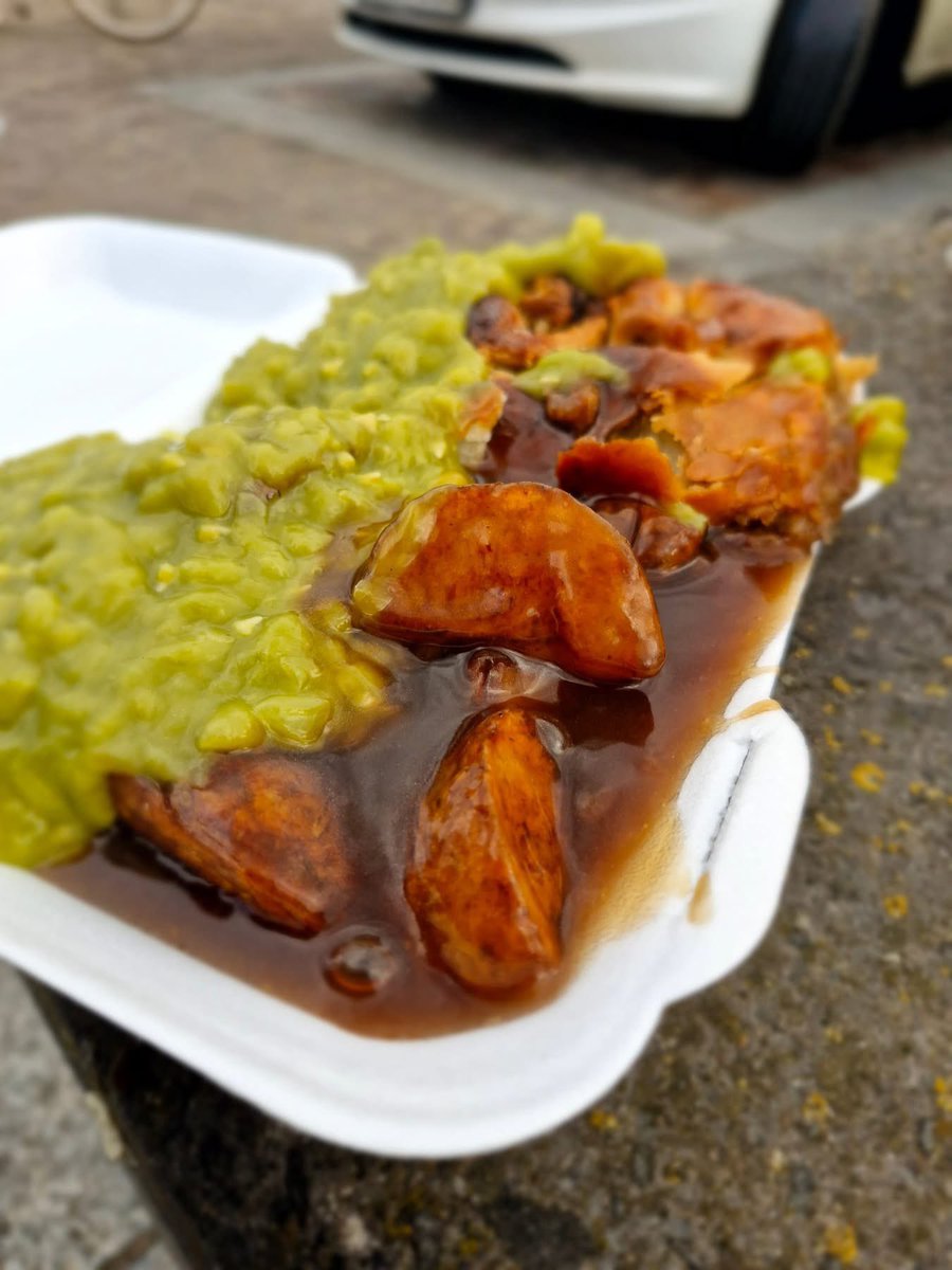 NitelightC's tweet image. Despite the wind, the wonderful team set up a free stall in Stockton today. Some very grateful people receiving Easter eggs, food, clothing and hot pie meals 😊❤️
#communitysupport #basicessentials #payitforward #cashlessaid