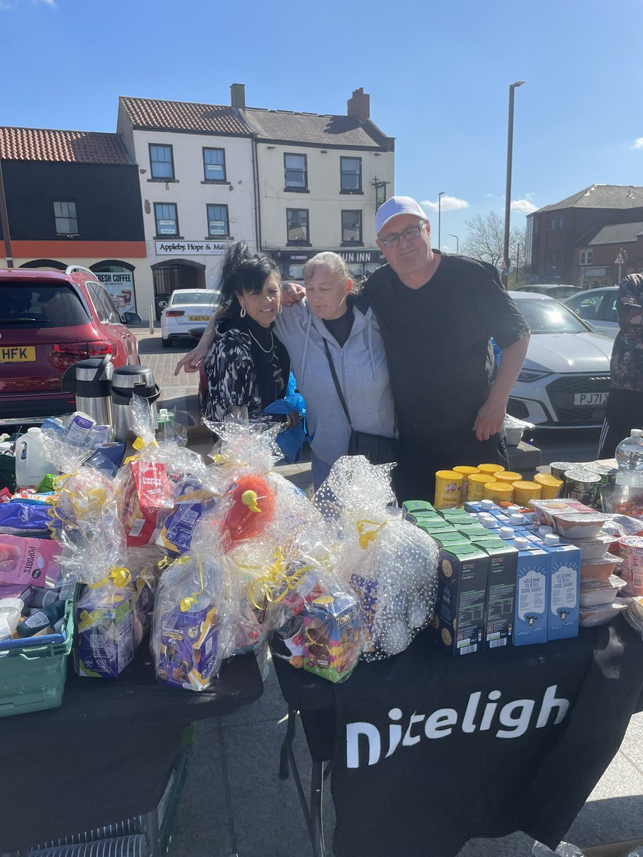NitelightC's tweet image. Despite the wind, the wonderful team set up a free stall in Stockton today. Some very grateful people receiving Easter eggs, food, clothing and hot pie meals 😊❤️
#communitysupport #basicessentials #payitforward #cashlessaid