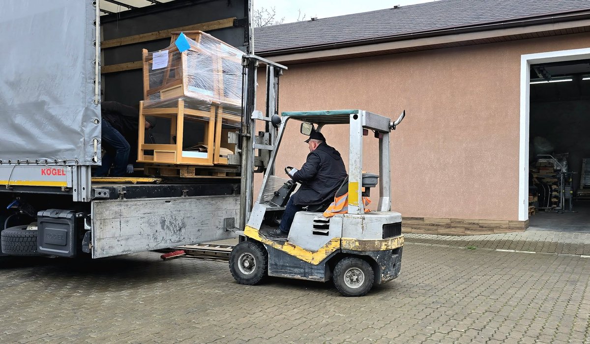 Le camion 262 de <a href="/AssociationSAF3/">Association SAFE</a> est bien arrivé. Il transportait de l'équipement pour des logements pour les déplacés. Merci AIMA et Ouest France Solidarité <a href="/jem_hutin/">JeannEmmanuelleHUTIN</a> 
Soutenez-nous ! helloasso.com/associations/a… <a href="/alliance_femmes/">Alliance des Femmes</a> <a href="/Woit_Geopolitic/">Nathie 🇪🇺🇧🇪🇫🇷🇺🇦</a> <a href="/scoubidou00000/">Le chat 🇲🇫🇺🇦</a> <a href="/LemotCambronne/">Le Mot de Cambronne</a>