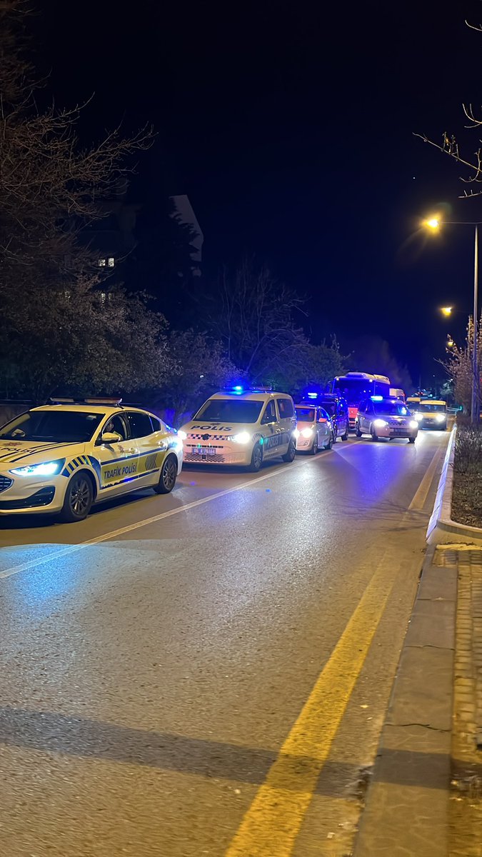 50 kisi falan eylem yapıyoruz 5 polis arabası 2 otobüs pesimizden dolanıyo yarım saattir