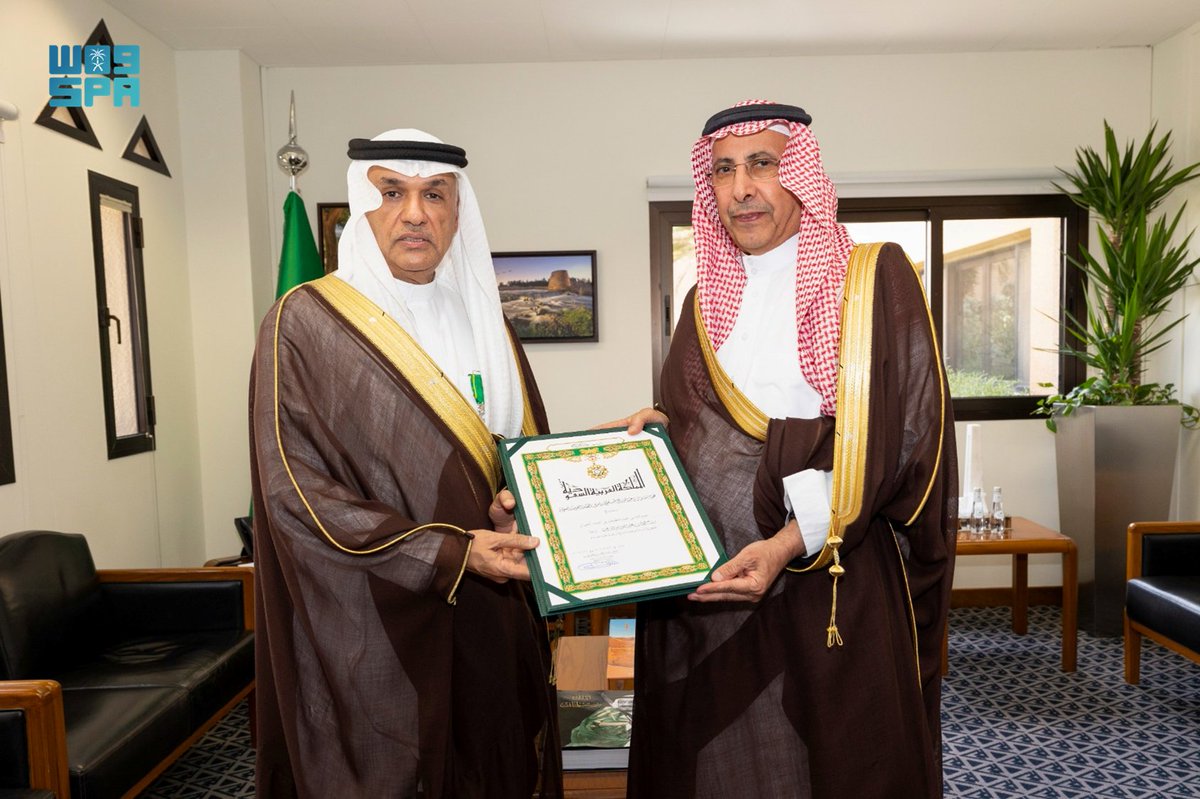 إنفاذًا للأمر الملكي..
الرئيس التنفيذي للهيئة الملكية لمدينة الرياض يُسلِّم رجُلَي الأعمال الفوزان والشايع #وسام_الملك_عبدالعزيز من الدرجة الرابعة، تقديرًا لمبادرة شركتهما في تطوير تقاطع طريق الملك سلمان مع طريق الملك فهد.
spa.gov.sa/N2297880
#واس