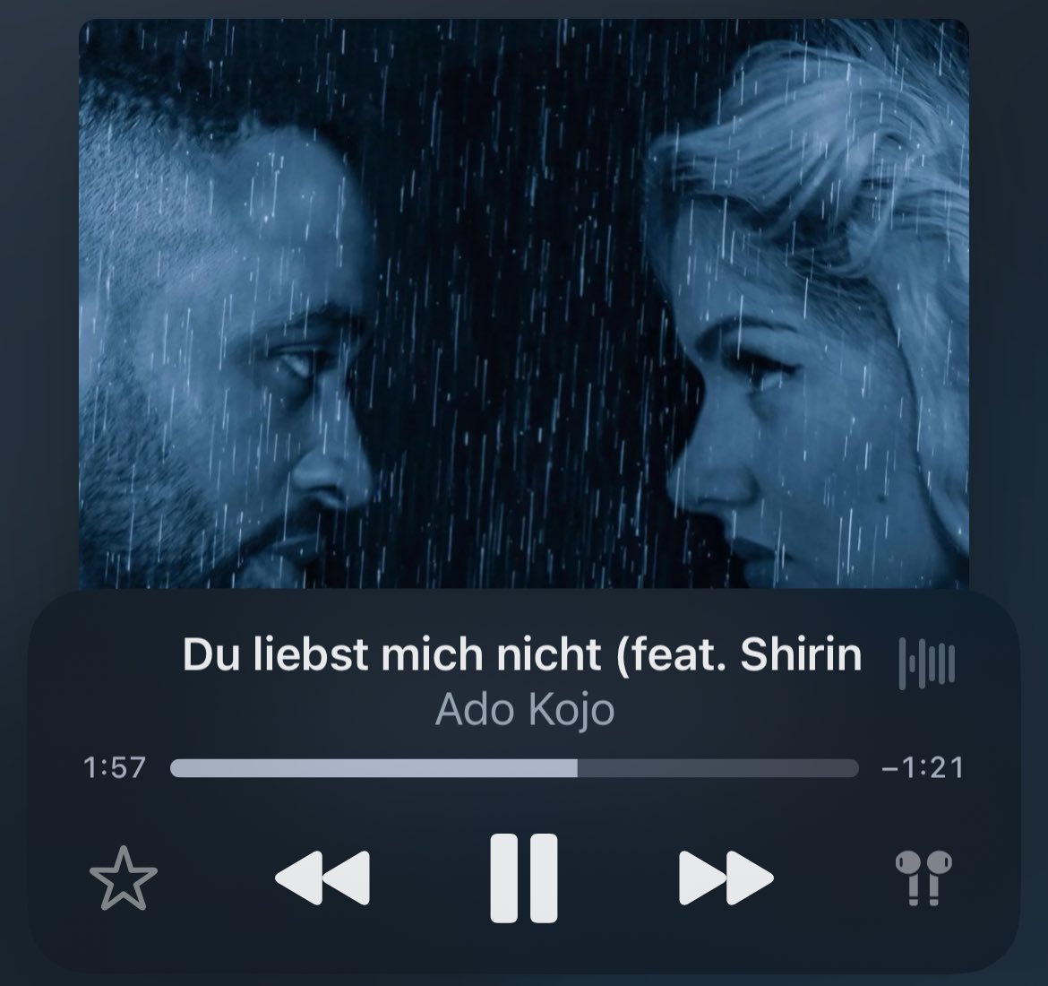 5 gebrochene Männer auf der couch hören das