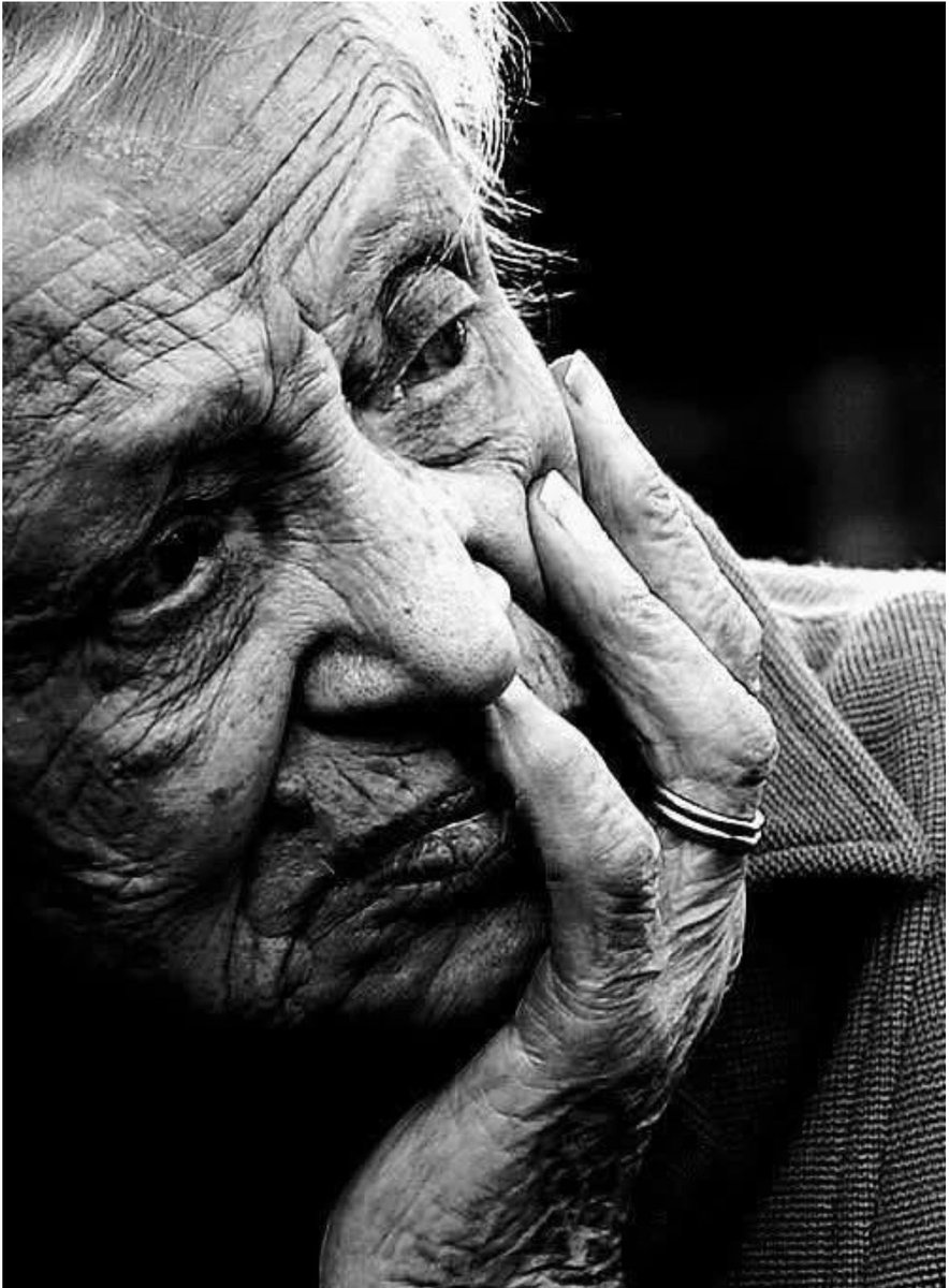 Acımasız dediğimiz zaman' ın..
Halimize acıdığı zamandayız.
Keşke zaman kadar dürüst olabilsek.
Geldiği belli.. 
Gittiği belli.. 
Bittiği belli.
Ya insanın neyi belli..!!!

Iyi geceler hayat🍀