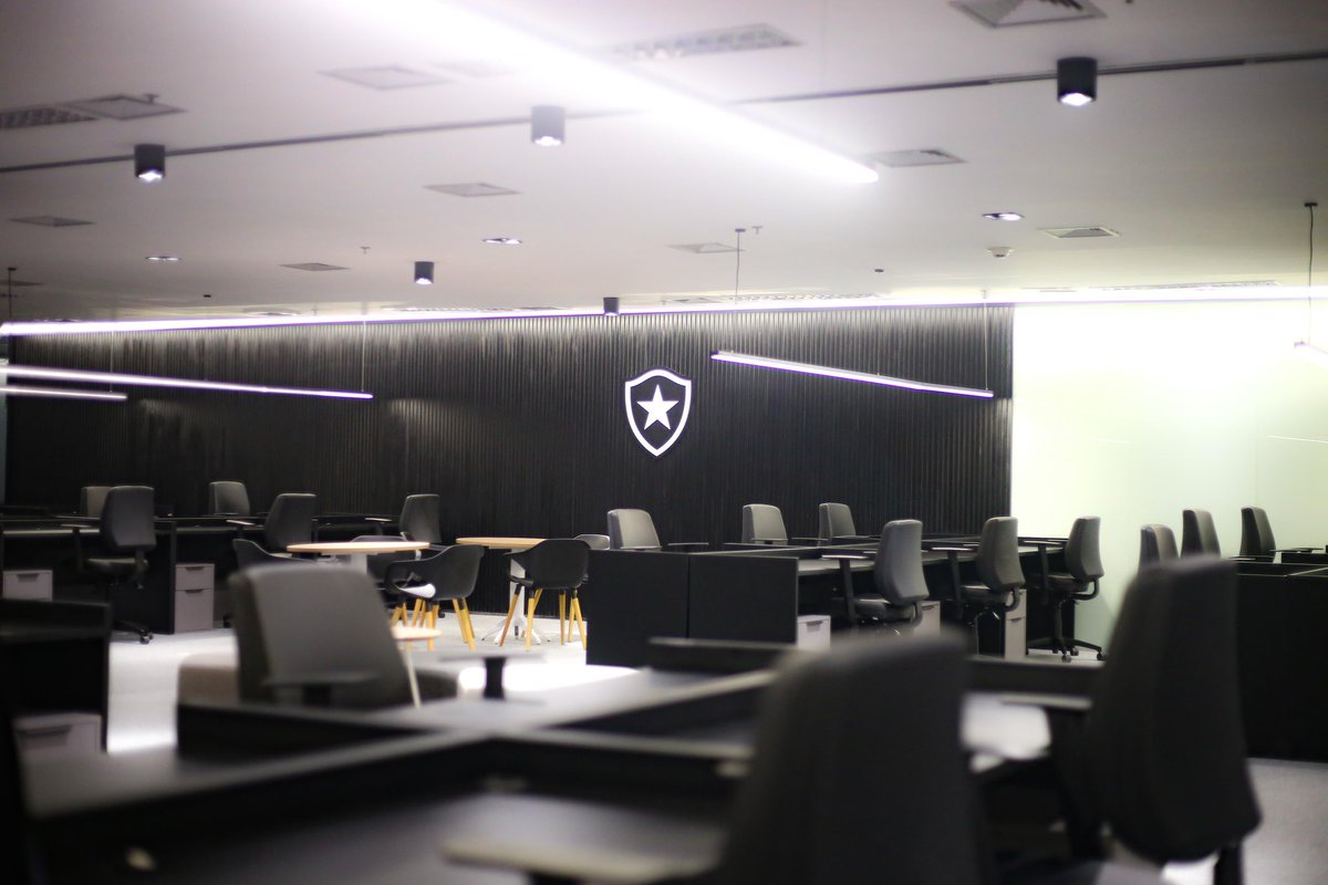 Botafogo's tweet photo. Os registros da inauguração do novo escritório corporativo da SAF no Estádio Nilton Santos! 🖤🤍🏠 #BFR 

📸 Arthur Barreto/BFR https://t.co/LnRrE6Y933