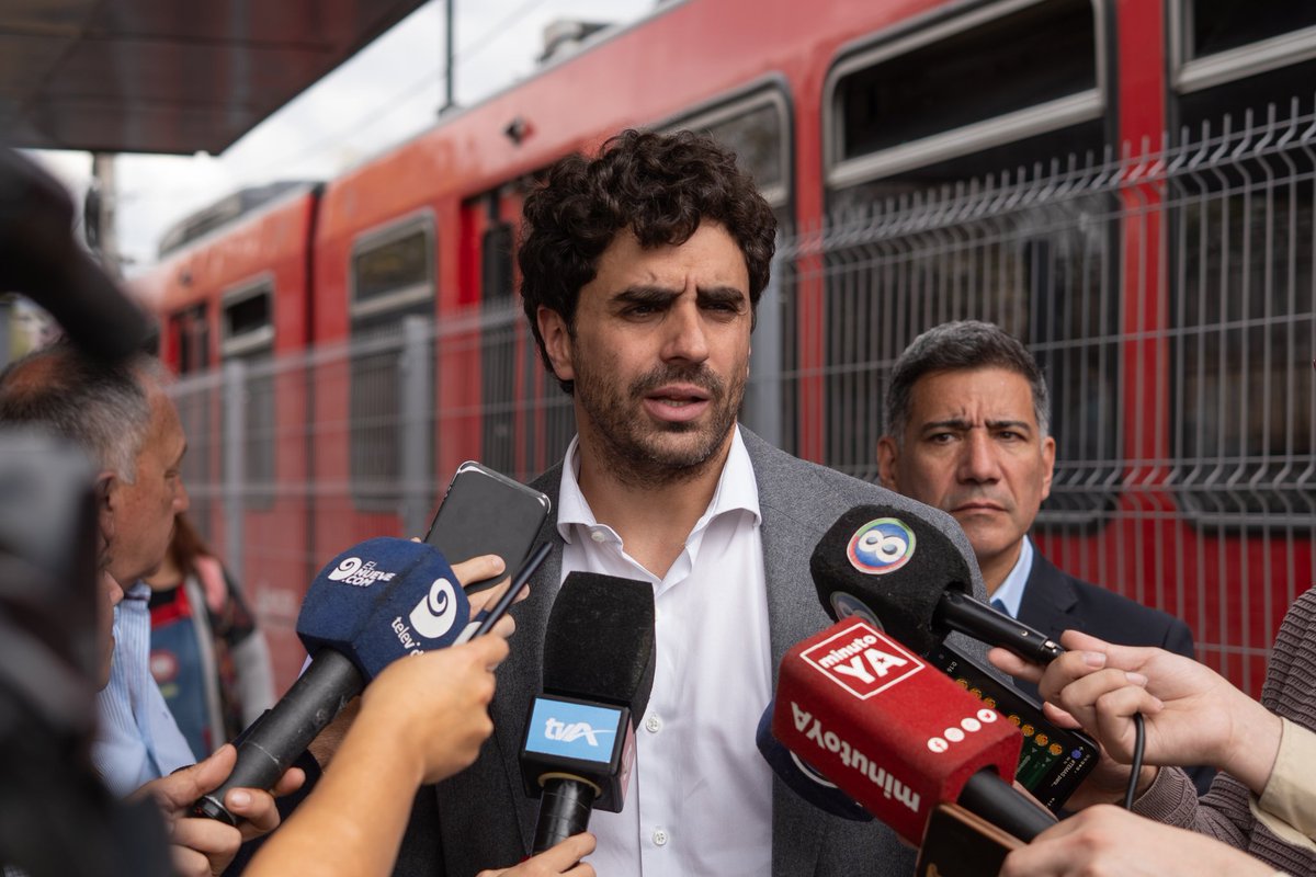 Estado eficiente y más seguridad.
Hace 8 años recuperamos una empresa en crisis, la ex EPTM, que costaba a los mendocinos 300.000 dólares al mes para sostener el despilfarro. Hoy, esos recursos se han transformado en inversiones que benefician a los usuarios. Estamos trabajando