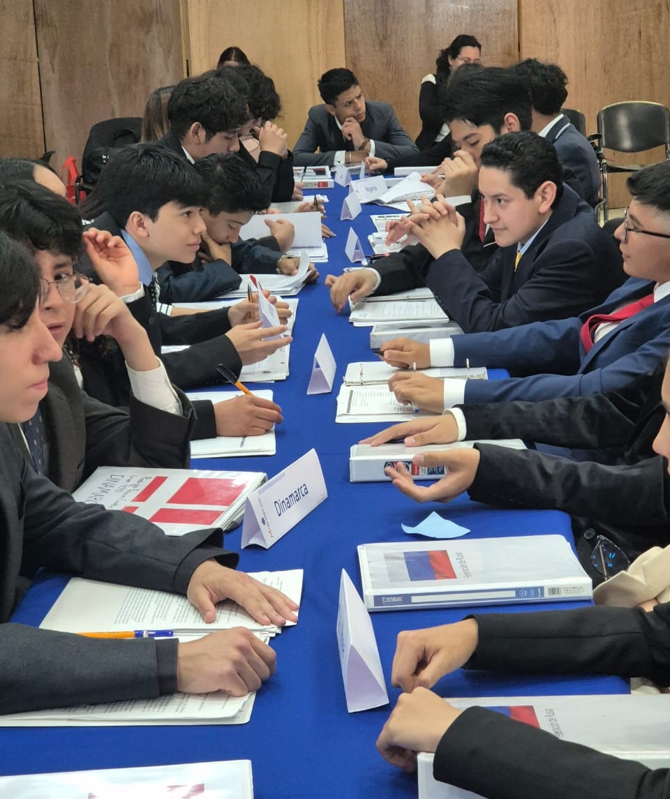 UNIVDEP's tweet photo. La semana pasada se llevó a caboel MUNIVDEP 2025, donde estudiantes de media superior debatieron temas de impacto social global en un entorno de diplomacia y liderazgo juvenil. 

#MUNIVDEP2025 #JóvenesLíderes #ComunidadUNIVDEP #EducaciónTransformadora https://t.co/hyrcI1fqOF