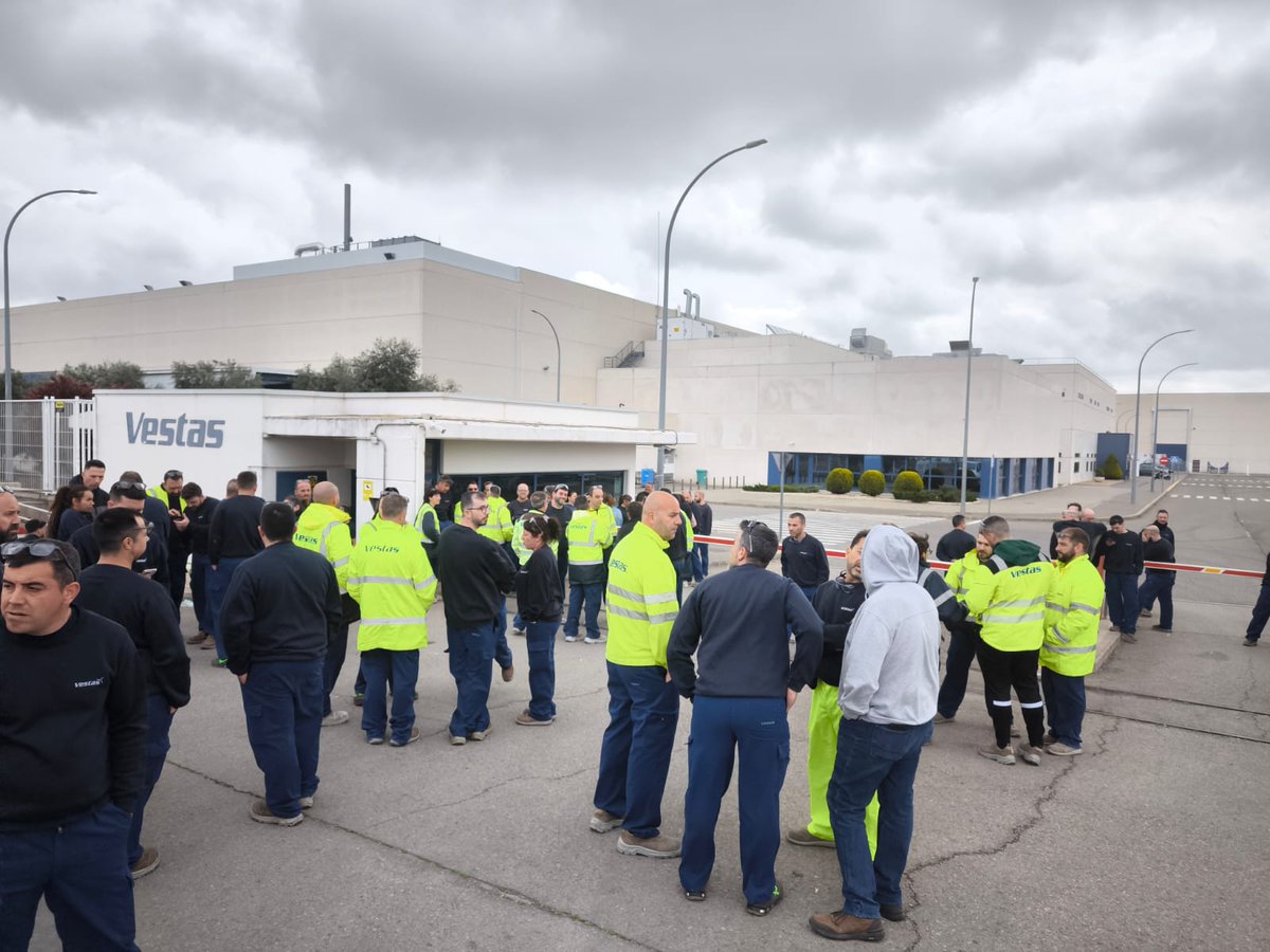 FICCOOCR's tweet image. 👷‍♀️👷‍♂️La plantilla de Vestas #Daimiel sigue apoyando los paros de forma mayoritaria.

📣‼️No se va a parar hasta que la dirección comprenda que nuestra salud y nuestro trabajo no están en juego‼️.