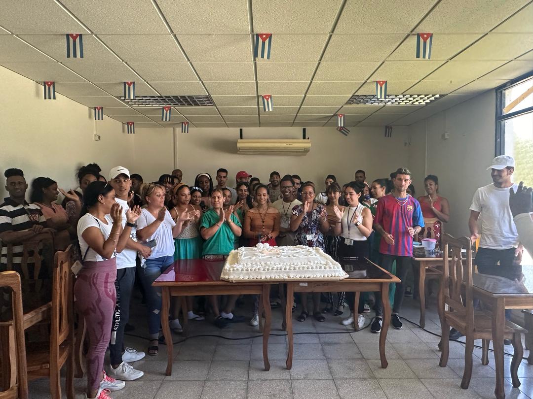 inmunoensayo's tweet photo. Si se celebra un cumpleaños, no puede faltar el cake!!!!!!! Los jóvenes cantaron y continuan celebrando el aniversario de la @UJCdeCuba!!!!!!! #CubaVencerá https://t.co/RSU9JaQUa6