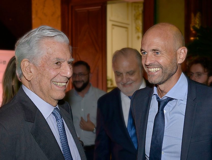 Mario Vargas Llosa no solo fue un genio de la literatura, sino también un luchador incansable por las ideas de la libertad en toda Latinoamérica, especialmente en Argentina durante el kirchnerismo.

Gracias, Mario, por aquellos encuentros inspiradores que guardo con profundo
