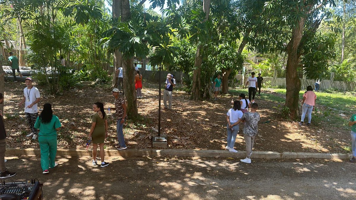 inmunoensayo's tweet photo. Un tesoro escondido en los jardines de @inmunoensayo y una piñata en modo CIE son otras de las actividades de los jóvenes en su fiesta de abril!!!!!!! #UnidosXCuba #CubaVencerá https://t.co/WuKr2IRdcS