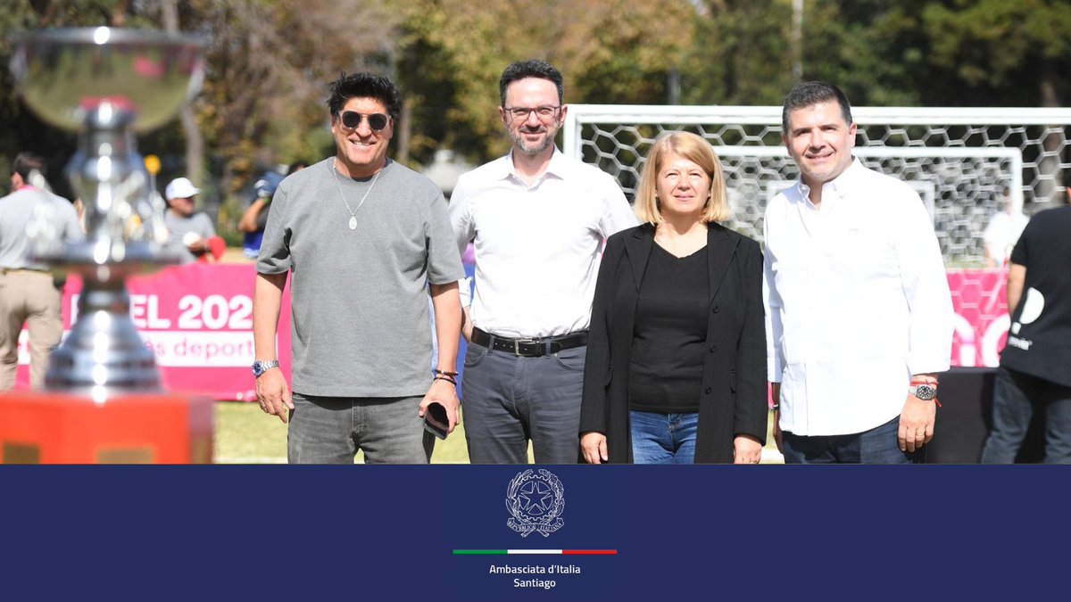 🇮🇹⚽Emb. 🇮🇹 <a href="/ValeriaBiagiott/">Valeria Biagiotti</a> en la XXII #CopaEnel en Chile, con Iván Zamorano como invitado de honor. ¡Desde 2002, el torneo ha contado con la participación de 100.000 jóvenes! Una oportunidad para celebrar los valores del deporte y la inclusión. #DiplomaciaDeportiva #ItaliaChile