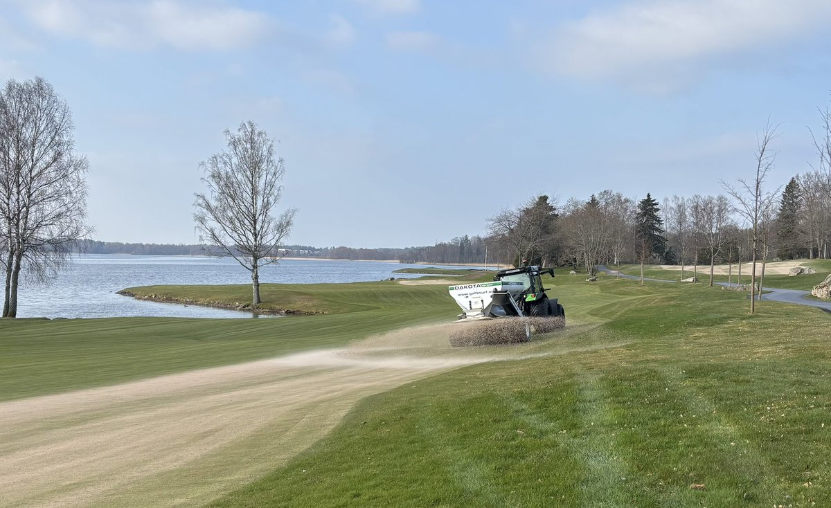 craigbroksch's tweet image. 600 tonne of sand going out on the fairways today and tomorrow.