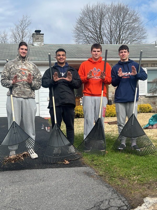 Utica_Football's tweet photo. Some pictures of our guys out helping in the community this past weekend - doing some spring clean up!
#UNCOMMON
#UticaGuy https://t.co/MvO45C1VTL