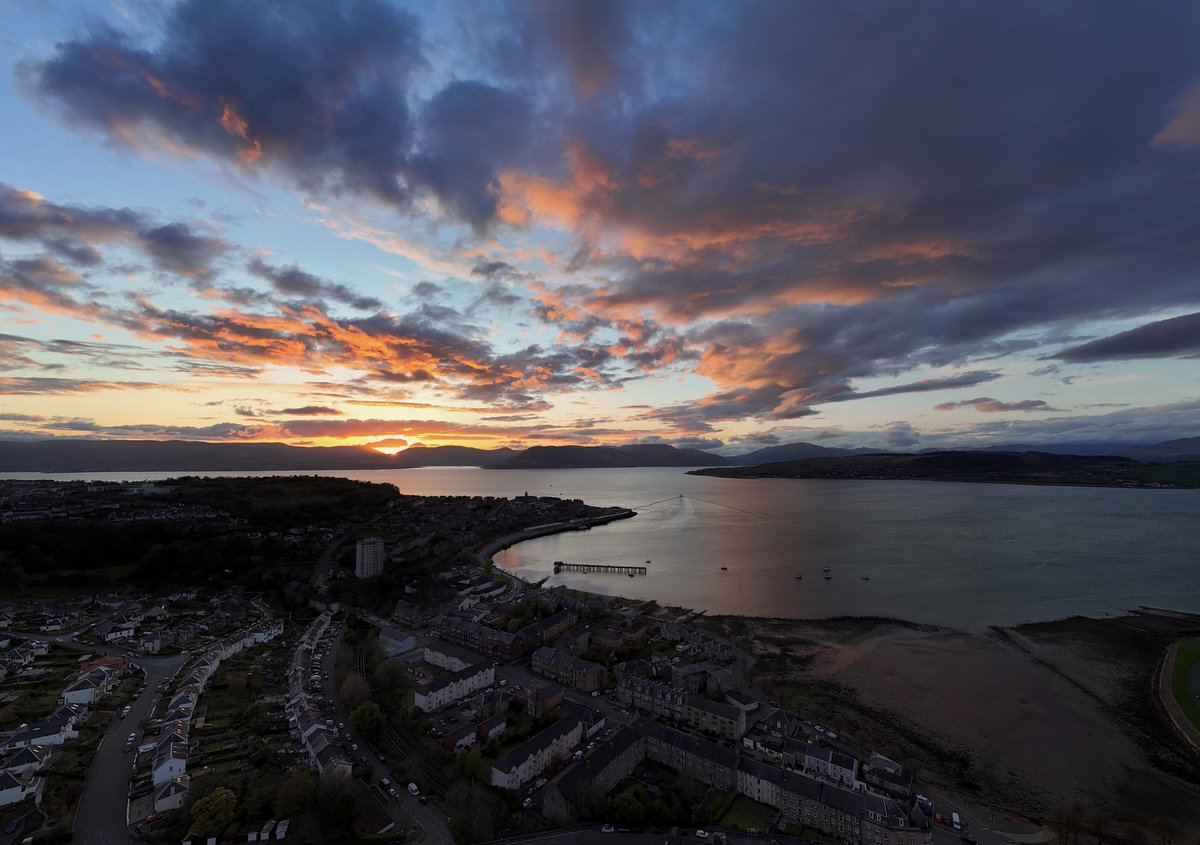Mark Gardner🏴🇪🇺🇺🇦 (@mjgardner73) on Twitter photo Sunset over the town. #Gourock
<a href="/BBCScotWeather/">BBC Scotland Weather</a> <a href="/WindyWilson88/">Windy Wilson 😎</a> <a href="/ThePhotoHour/">#ThePhotoHour</a> <a href="/discinverclyde/">Discover Inverclyde</a> Sunset over the town. #Gourock
<a href="/BBCScotWeather/">BBC Scotland Weather</a> <a href="/WindyWilson88/">Windy Wilson 😎</a> <a href="/ThePhotoHour/">#ThePhotoHour</a> <a href="/discinverclyde/">Discover Inverclyde</a>