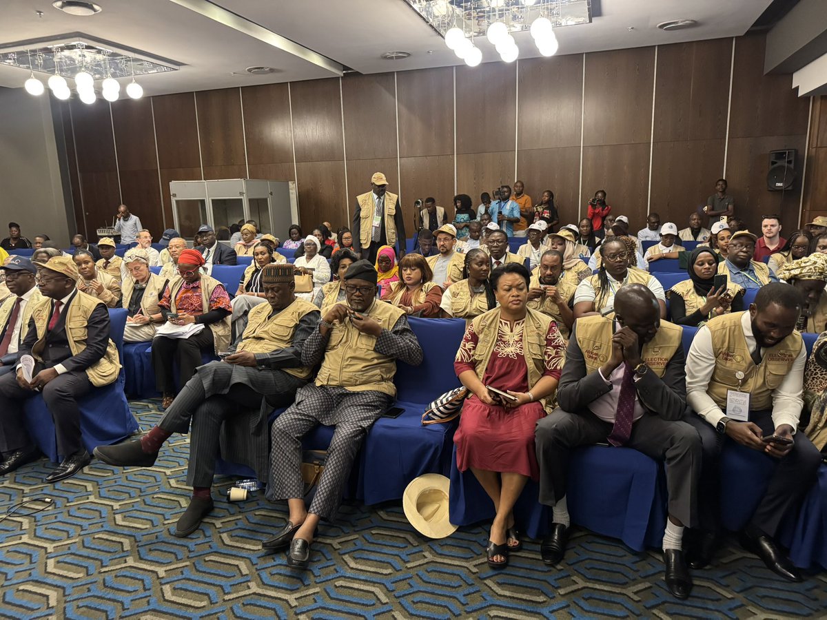 H.E. <a href="/TrovoadaPatrice/">Patrice Trovoada</a>, Head of the #AUEOM to the 12th April 2025 Presidential Elections in #Gabon, and representatives of <a href="/CEEAC_ECCAS/">CEEAC_ECCAS</a>, <a href="/OIFrancophonie/">La Francophonie</a> and <a href="/commonwealthsec/">The Commonwealth</a>, held a joint press conference today in Libreville 🇬🇦 to share their preliminary findings