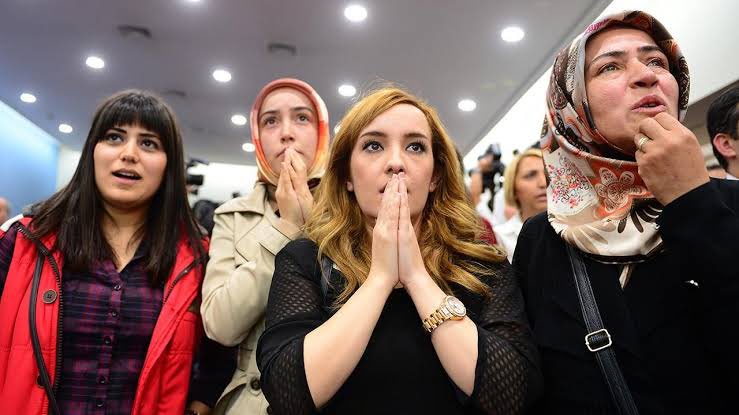 Ne hasta bekler sabahı, ne taze ölüyü mezar,
Ne de şeytan bir günahı, seni beklediğim kadar.

Atama bekleyen öğretmenlerin taleplerini anlatmak için Üstad Necip Fazıl Kısakürek’in farklı bir konu için yazdığı bu dizeleri kullanmasını, beklentinin boyutunu tarif için zekice buldum