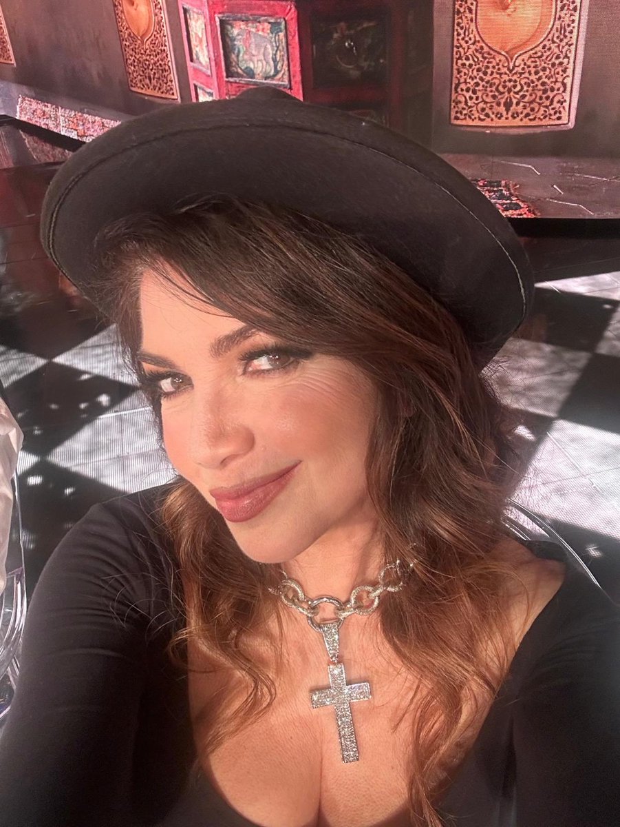 Ora su <a href="/RaiDue/">Rai2</a> #obbligooverità … Chi c’è? ✨💗