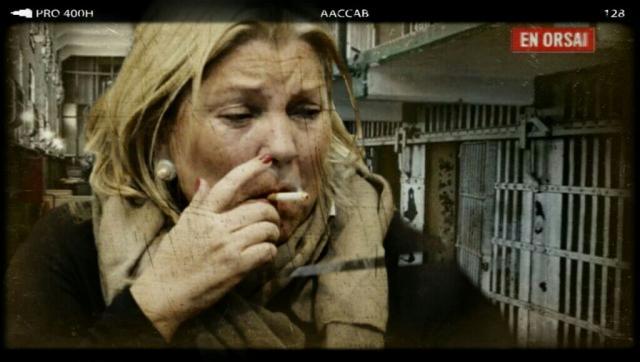 ElSardeLaSarasa's tweet photo. Abro hilo de las mejores fotos de @elisacarrio fumando.

1. Lila, fumando esa seca furiosa porque el colectivo se ve en el horizonte. La decisión de seguir fumando implica esperar el siguiente cole qué llega en 45 minutos o nunca en la putisima vida https://t.co/q1meZV5ikz