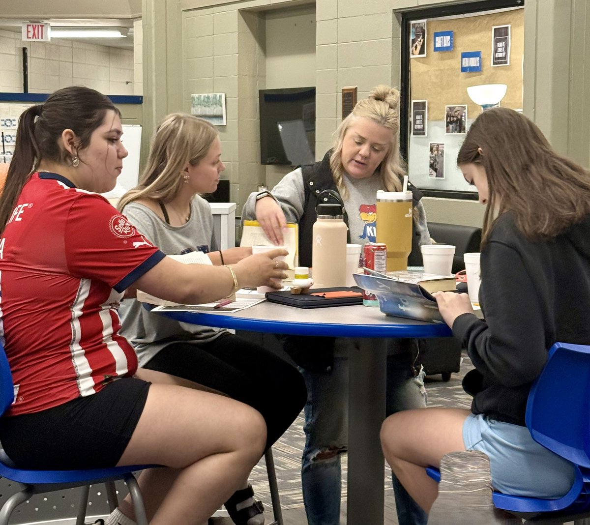 Book Tasting! Lots of reading and awesome book discussions with the Sophs in the HHS Library. Dragons sampled books from all the genres while enjoying cold drinks and snacks. Thank you <a href="/KelliZehr1/">Kelli Zehr</a> Dragons read! #440Proud