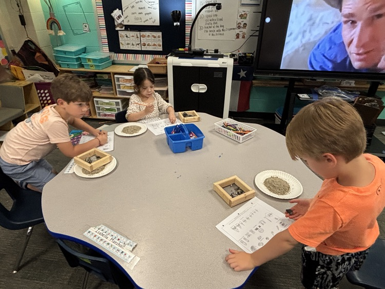 HumbleISD_FE's tweet photo. Kindergarten had fun exploring fossils today in Science. https://t.co/tGn3mOU6Dr