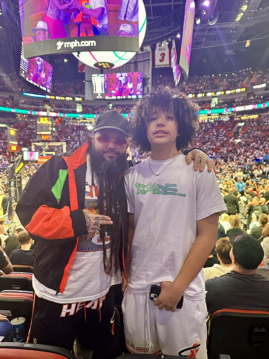 KingdomKome's tweet photo. I live for these moments.
Courtside Heat game with my twin 🔥🏀👌🏽🤚🏽
#kingdomkome #flyshitonly #heatlifer #dadefam #miami #dadecounty #dadewear #dadefamilia #miamishit #heatculture #miamiheat #gooddadgang
#walkingwithenochmusic #walkingwithenoch https://t.co/qYznveWd0f