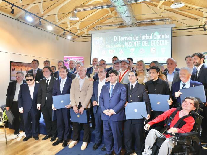 La Cofradía del Cocido Madrileño recibe un reconocimiento en el torneo cadete Vicente del Bosque

El Ayuntamiento de Valdeolmos-Alalpardo premia su labor cultural y social en un acto con figuras del deporte y la política
vinetur.com/2025041486714/…
