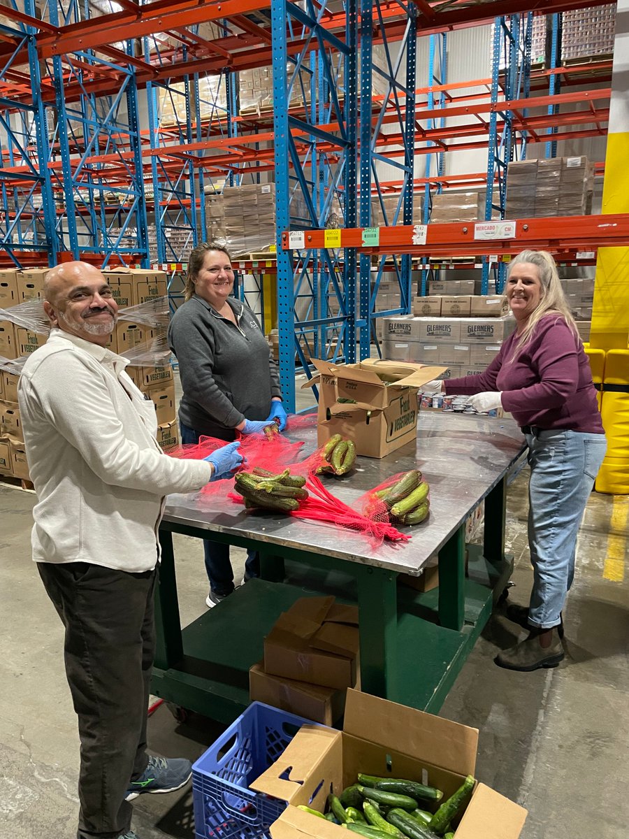 ourACSadvantage's tweet photo. 3,663 lbs of zucchini! 1,221 bags packed! 1,221 families supported! In celebration of Volunteers Month this April, the ACS team spent last Wednesday at @gleanersfoodbank , sorting and bagging fresh produce for local families in need. #VolunteersMonth #TeamACS #CommunityImpact https://t.co/polQAC00tC