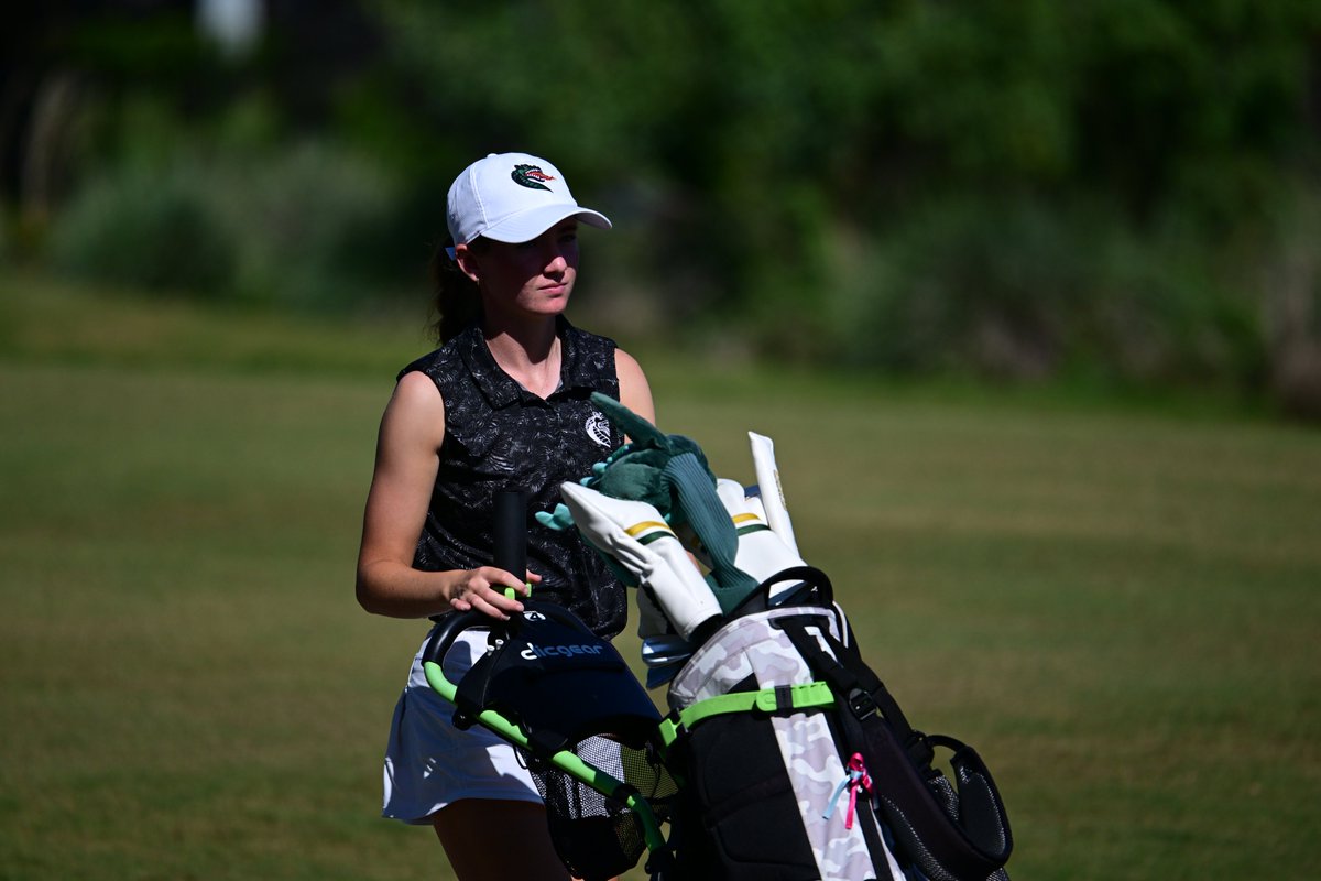 𝐃𝐚𝐲 𝐨𝐧𝐞 𝐢𝐬 𝐝𝐨𝐧𝐞 🔥

Chloe Ruble leads the Blazers into day two with an even first round 👏

#WinAsOne | 📸: <a href="/BENSOLOMONPHOTO/">Ben Solomon</a> / <a href="/American_Conf/">The American</a>