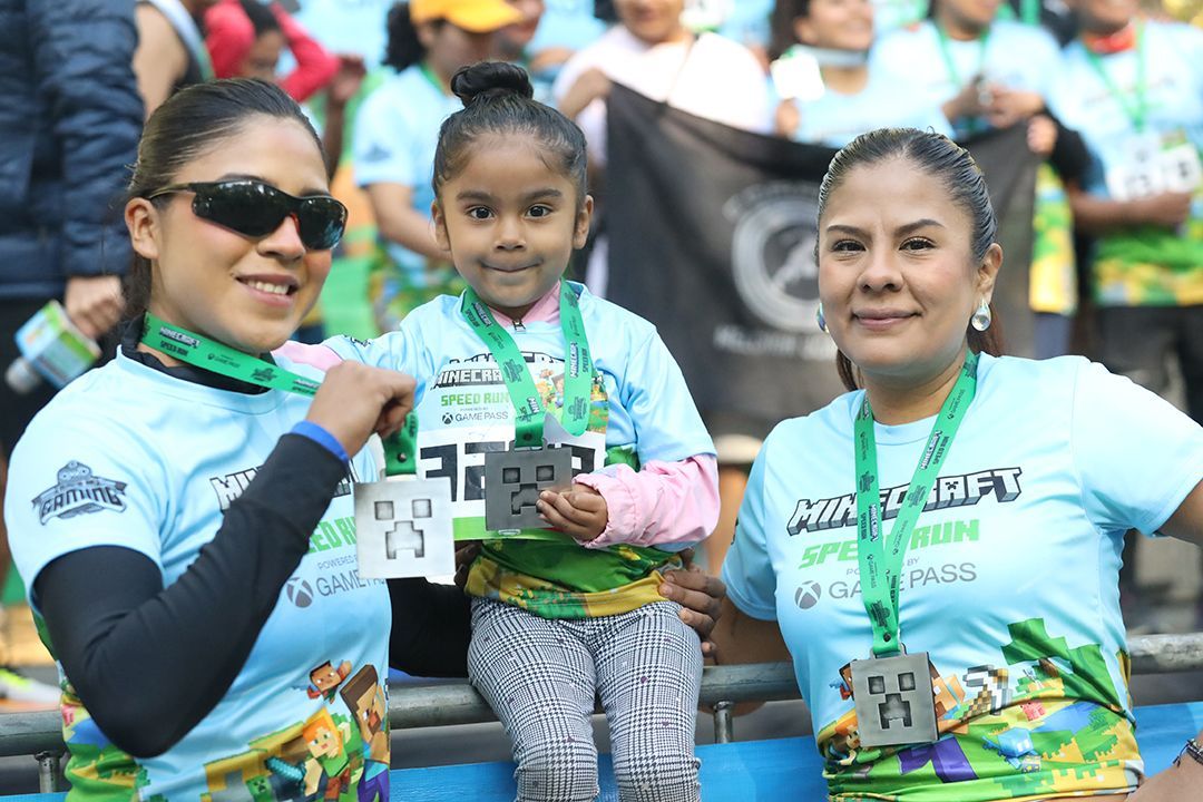 emocionD's tweet image. ¡Así nos presumieron sus medallas los valientes corredores de la carrera Minecraft Run! 🏃‍♀️💨🏅

¡Ni un Enderman pudo alcanzarlos! ⛏ Ahora es tu turno de lucir tu medalla con orgullo! No olvides etiquetarnos. ¡Queremos ver tu victoria!

#MinecraftRun #medalmonday