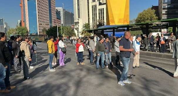 Ciudad_Plural_'s tweet photo. Muchas personas hoy en las calles con #ProtestaEnAduanas exigiendo solución a la corrupción de Alex Tonatiuh Marquez funcionario de la dependencia https://t.co/6UWgCGSnLl