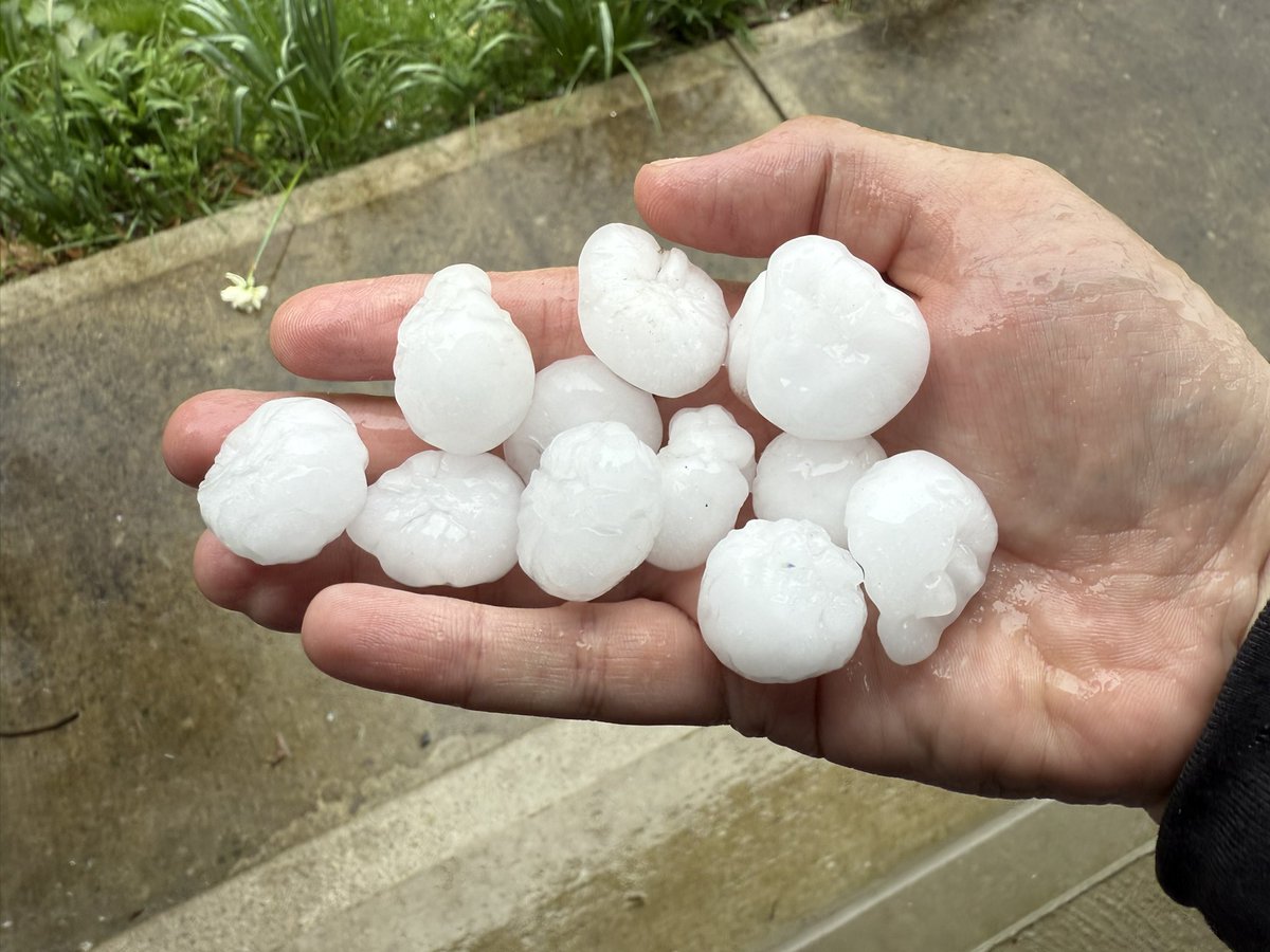 SheepNizzle's tweet photo. Quarter to half dollar sized hail in Union, KY right now! @Local12 @WLWT @WCPO @FOX19 https://t.co/2PtmotTzXz