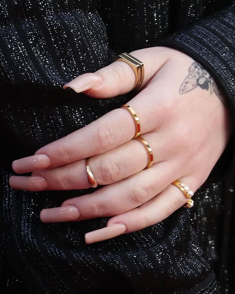 strsallaligned's tweet photo. billie with her iconic long nude nails hello????? https://t.co/gxNqpQQLyC