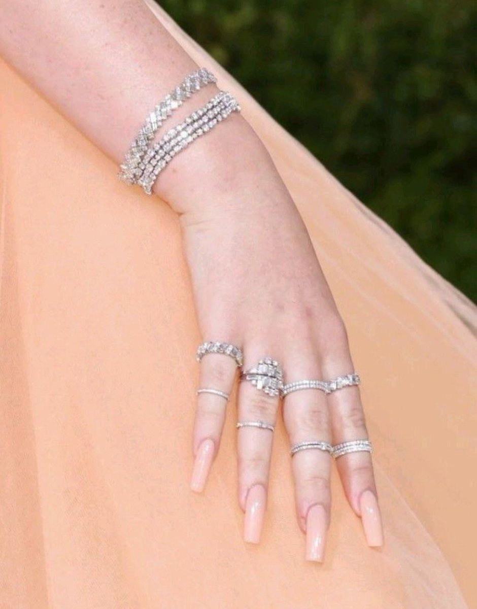 strsallaligned's tweet photo. billie with her iconic long nude nails hello????? https://t.co/gxNqpQQLyC