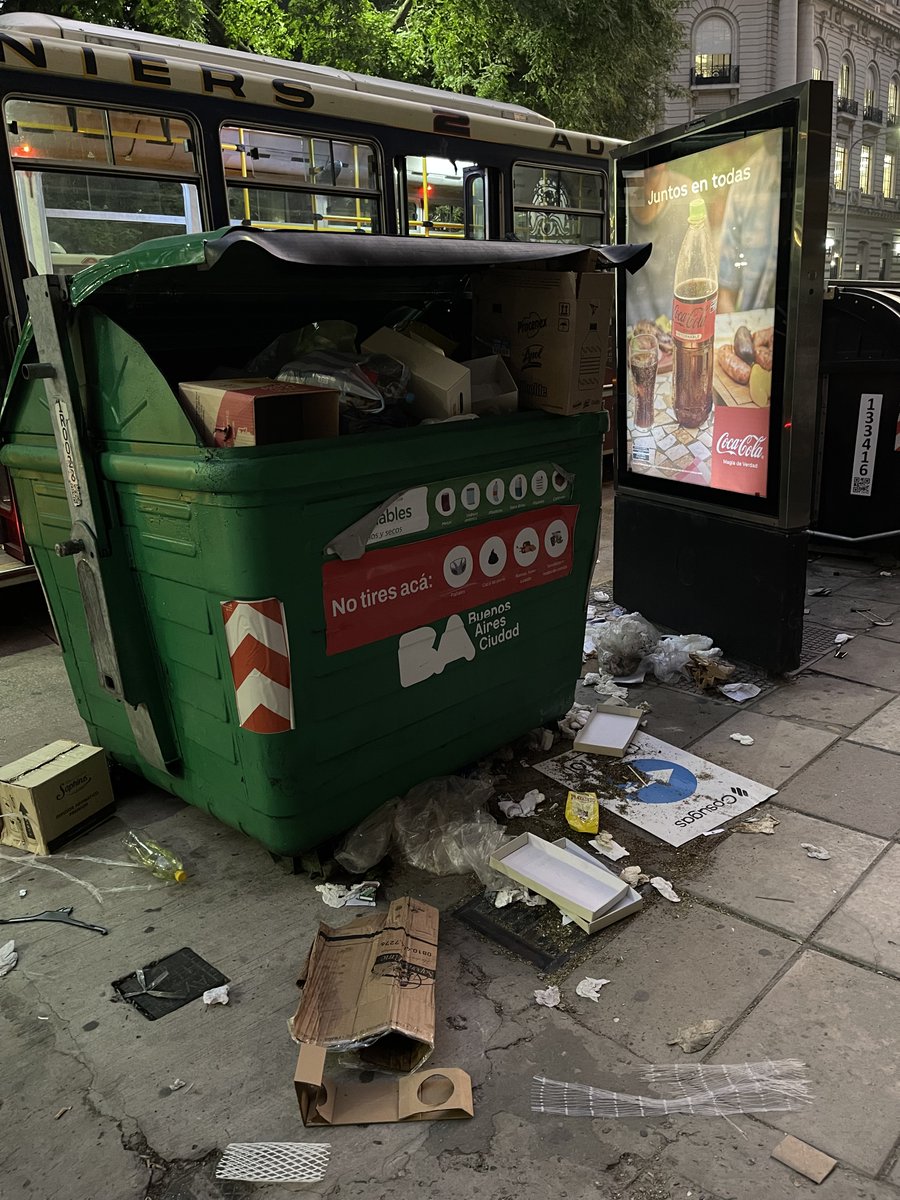Julieta Ulanovsky (@julietulanovsky) on Twitter photo El contenedor de mi cuadra esté hace una semana sin ser vaciado <a href="/gcba/">Buenos Aires Ciudad</a> ¿podrías ser TAN gentil de pasar, recolectar y limpiuar? Me llegan correos diciendo que mi solicitud fue atendida y ES MENTIRA. Número de solicitud: 00491919/25. El contenedor de mi cuadra esté hace una semana sin ser vaciado <a href="/gcba/">Buenos Aires Ciudad</a> ¿podrías ser TAN gentil de pasar, recolectar y limpiuar? Me llegan correos diciendo que mi solicitud fue atendida y ES MENTIRA. Número de solicitud: 00491919/25.