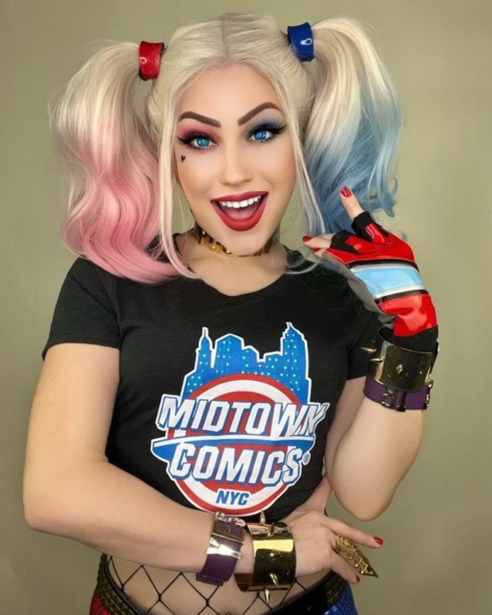 MidtownComics's tweet photo. Happy #MidtownMerchMonday! The ever-fabulous @facesbyrachie sports our Midtown Comics Shield Logo shirt, available online & in-store. We hope you had a chance to meet her at C2E2! Rachie, we thank you so much!! ๐๐๐
https://t.co/O2tDQrlF7K
#midtowncomics #midtownapparel https://t.co/uMkgpVO7Zn