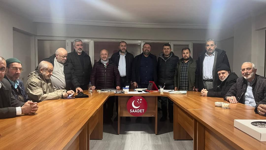 AGD ve ÖĞDER Çorum  Şube Başkanlarımız yönetimleri ile  birlikte Partimize ziyarette bulundular. Eski başkanımız Faruk Cıdık beye ve yeni başkanımız Şuayip Sarı beye plaket takdim ettiler.