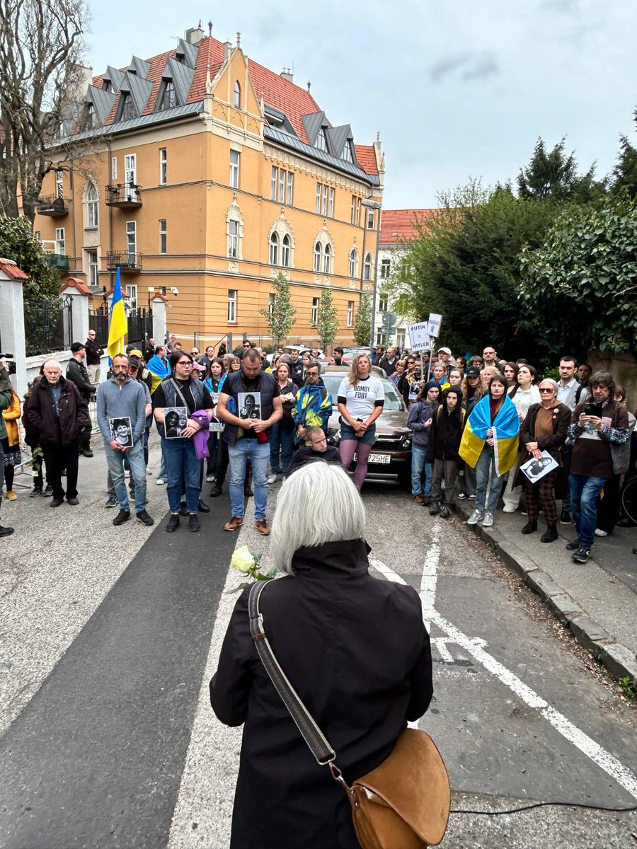 Ruský útok na civilistov v meste Sumy... 35 mŕtvych 119 zranených... 

Prišiel som si uctiť ich pamiatku... ale prišiel som aj preto, že sa hanbím za to, že ani takéto barbarstvo nedokáže odsúdiť naša vláda...