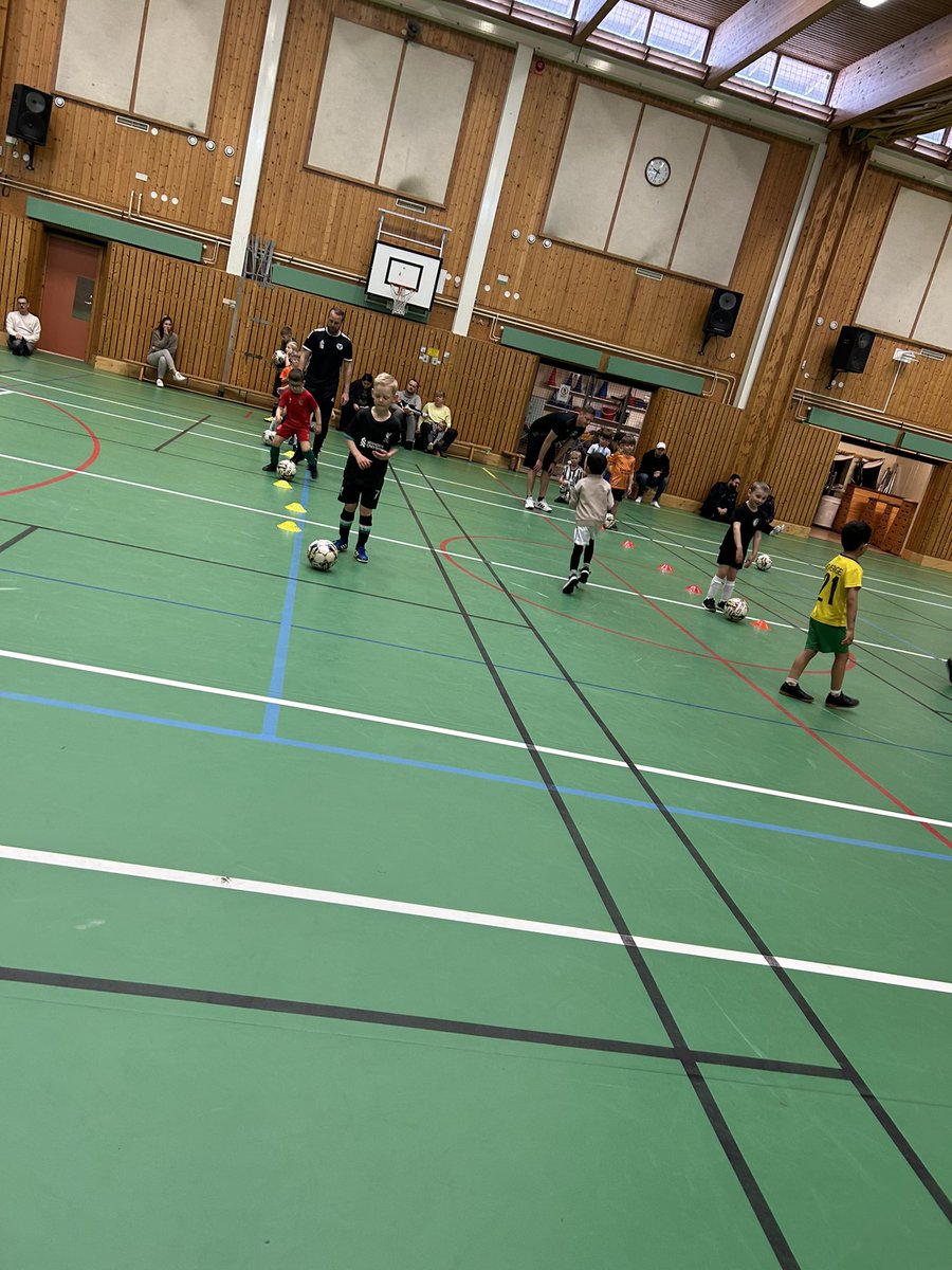 hultman90's tweet photo. RTP aktivitet 43 genomförd. Inspirationsträning med Smedby boik! Boiken glöder! 
#RTP2025 #KalmarFF #FärjestadensGoIF #HossmoBK #KalmarSödraIF #LjungbyholmsGoIF #LindsdalsIF #IFKBerga #SmedbyBoIK #NybroIF #PukebergsBK #SmålandsFF https://t.co/BrhwbV1zaq