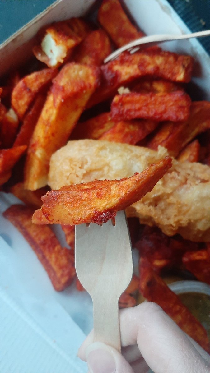Lizabuff's tweet photo. After nearly 18 hrs of living in Brum I've just ventured into the fringes of the black country to have my first orange chips.

I need to take smoking back up and have a cuddle in a pair of strong arms cos they were absolute filth 💦

*saus not mine
*curry sauce out of shot https://t.co/Ve5MmIe01i