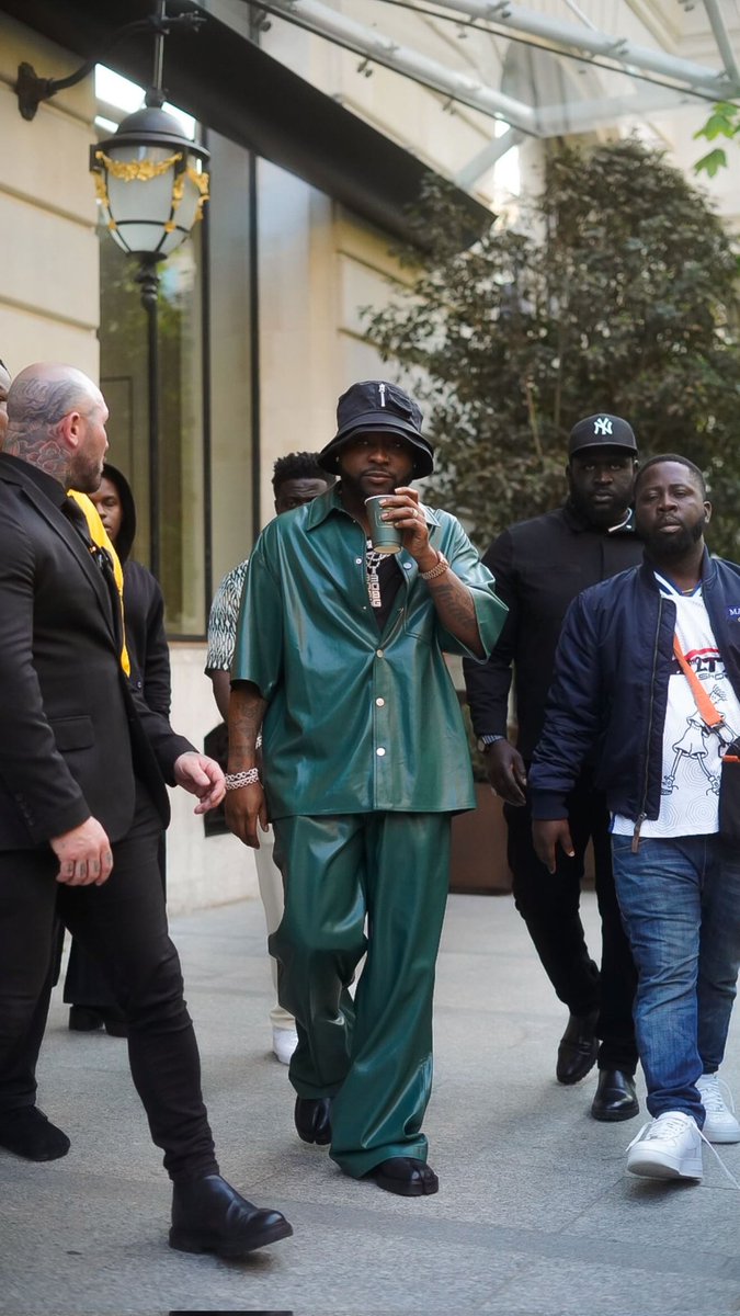 DAVIDO outside in France 🇫🇷🥷