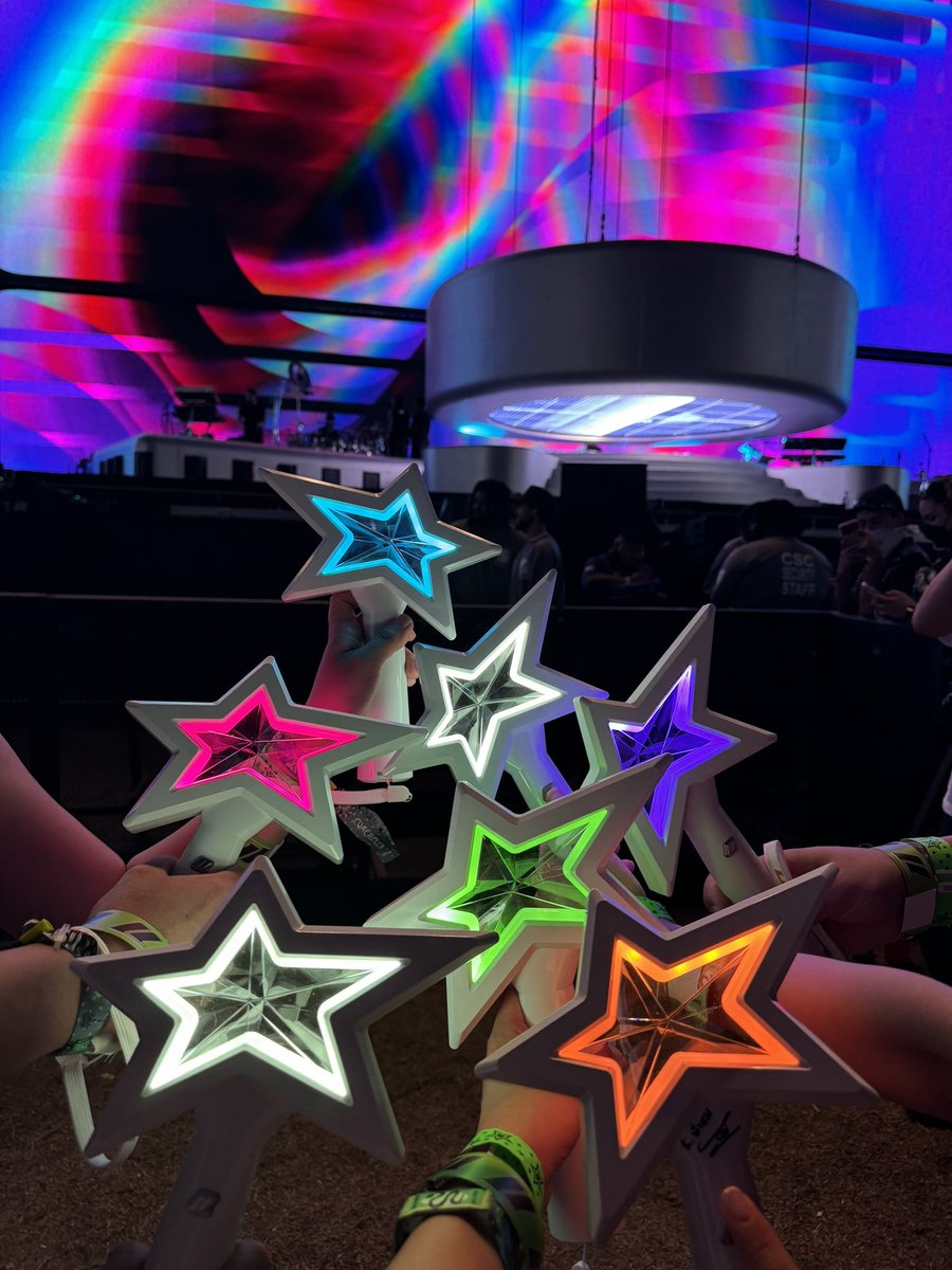 kikhappiiz's tweet photo. Star lightstick at #LISACHELLA https://t.co/6bP70kEheP