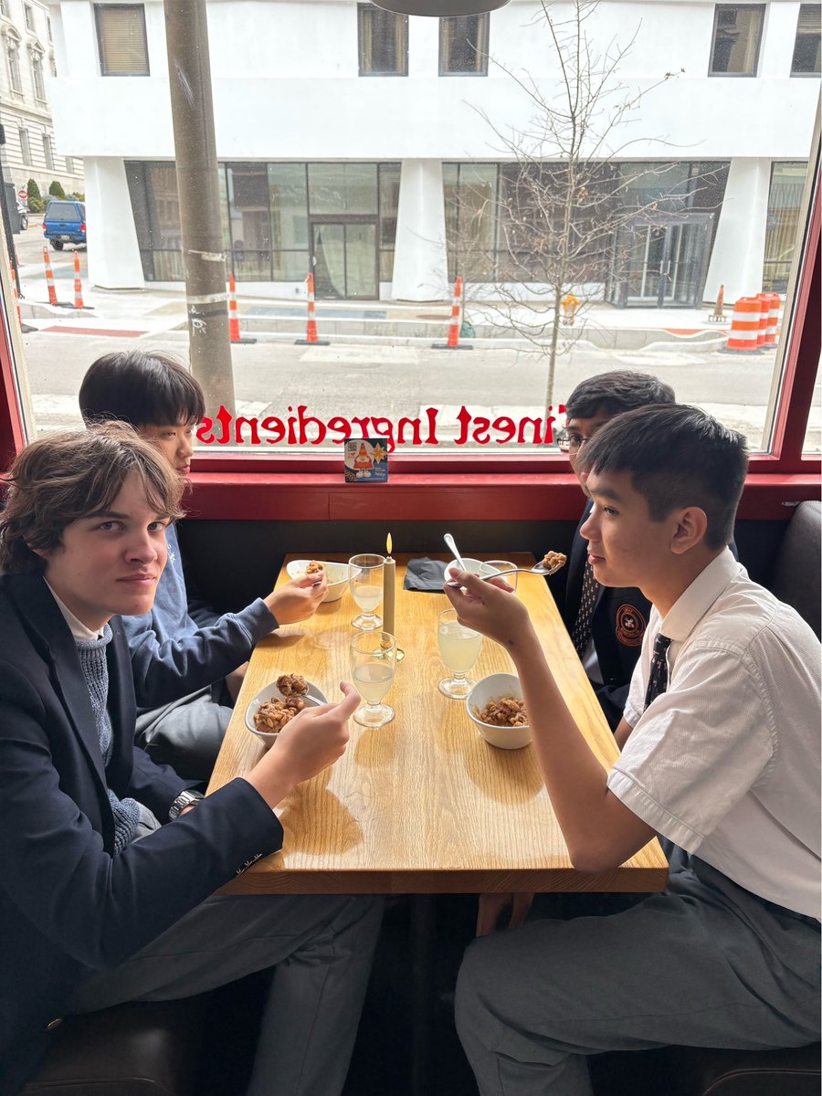 linslyschool's tweet photo. The AP Human Geography students visited Vagabond Kitchen today to meet with Chef Matt Welsch to learn about cultural Appalachian foods and eating local foods. They sampled soup beans and ginger lemonade! https://t.co/s4auA9pBW7