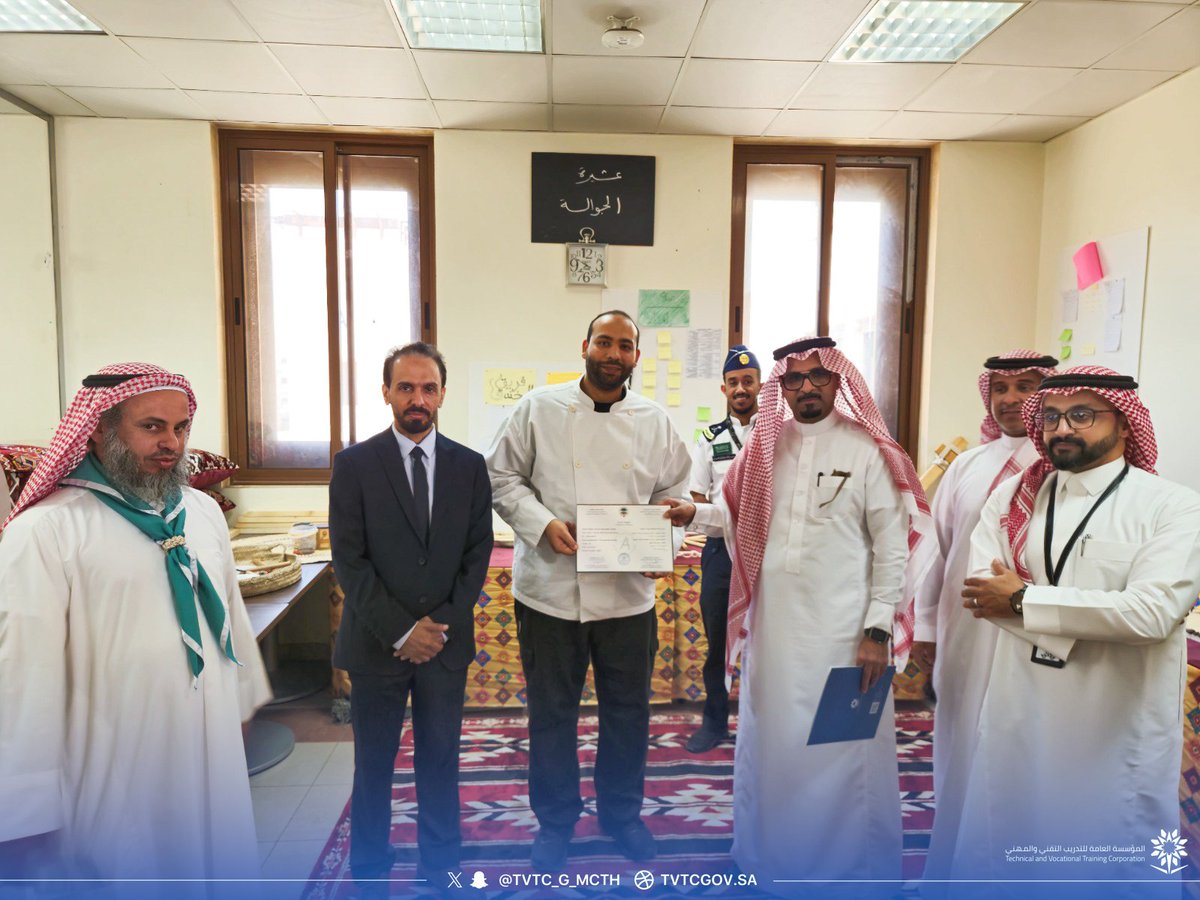 TVTC_G_MCTH's tweet photo. تغطية||
مدير إدارة التدريب التقني بمنطقة المدينة
 د. سلطان الغامدي وخلال زيارته للكلية التقنية للسياحة والفندقة يلتقي بالمتدربين المشاركين في المسابقة الدولية للمشروبات والتي استضافتها دولة سنغافورة
 كما يكرم سعادته الشيف احمد السنوسي لحصوله على الشارة الخشبيه لقادة الكشافة
#التدريب_التقني 
#تقني_المدينة