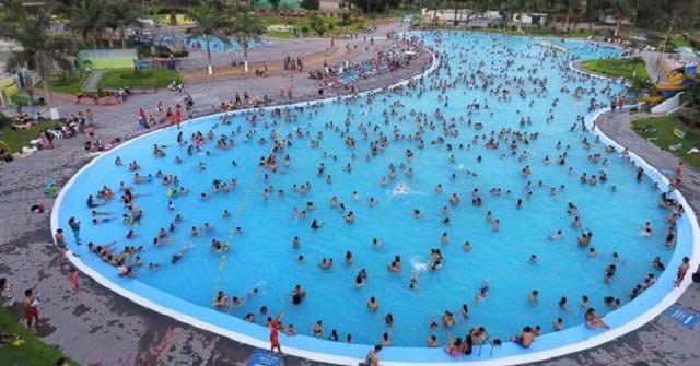 Sabías que cada persona añade a una piscina 25 mililitros de sudor, células muertas, saliva, orina y/o heces, sin mencionar una cantidad relevante de ciertos fluidos corporales (échenle el doble a los que no se saben limpiar y tienen hongos en la planta de los pies). 

Ah y por