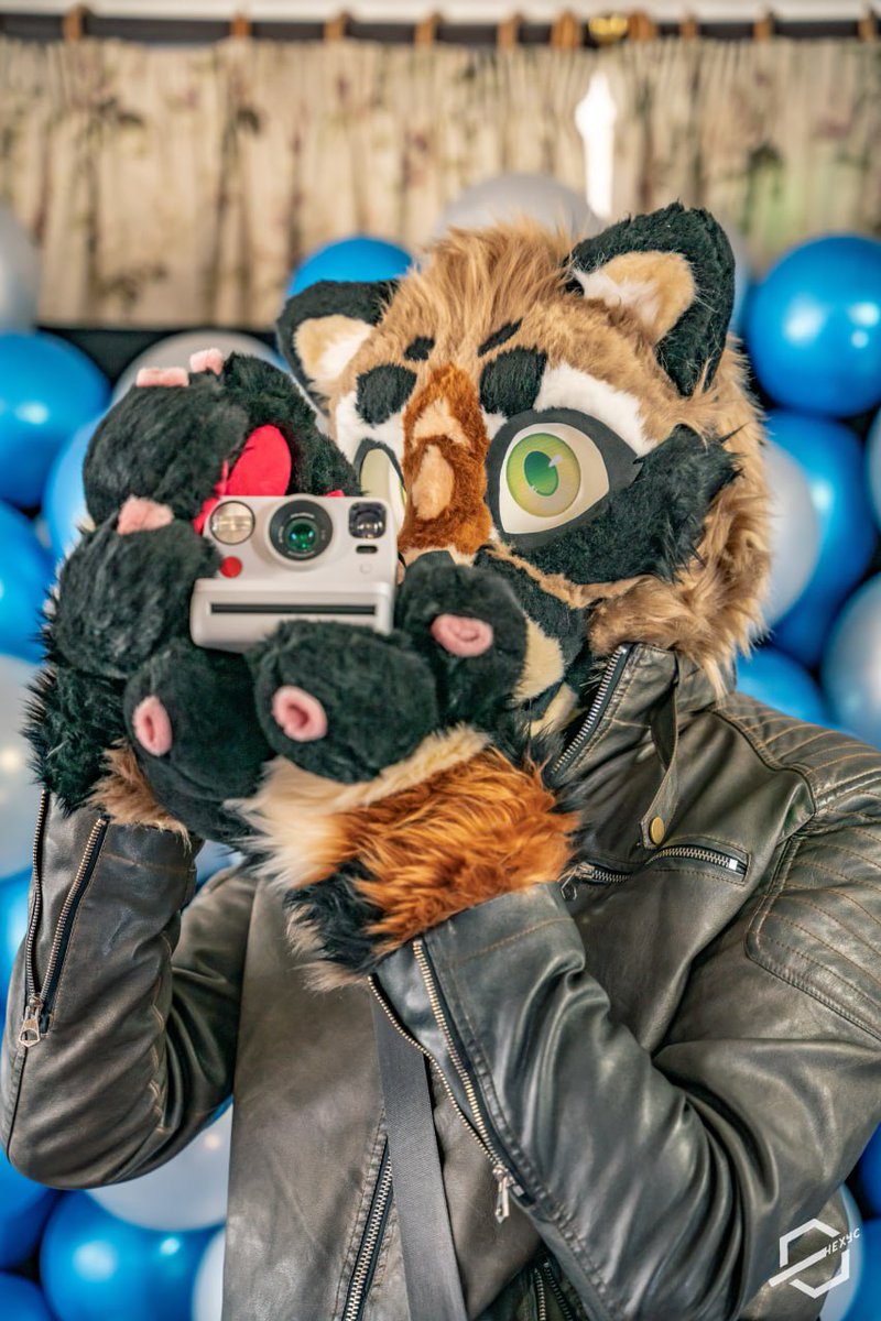 Fancy letting me take a picture of you? :D

#Hexacon #Furry #Fursuit