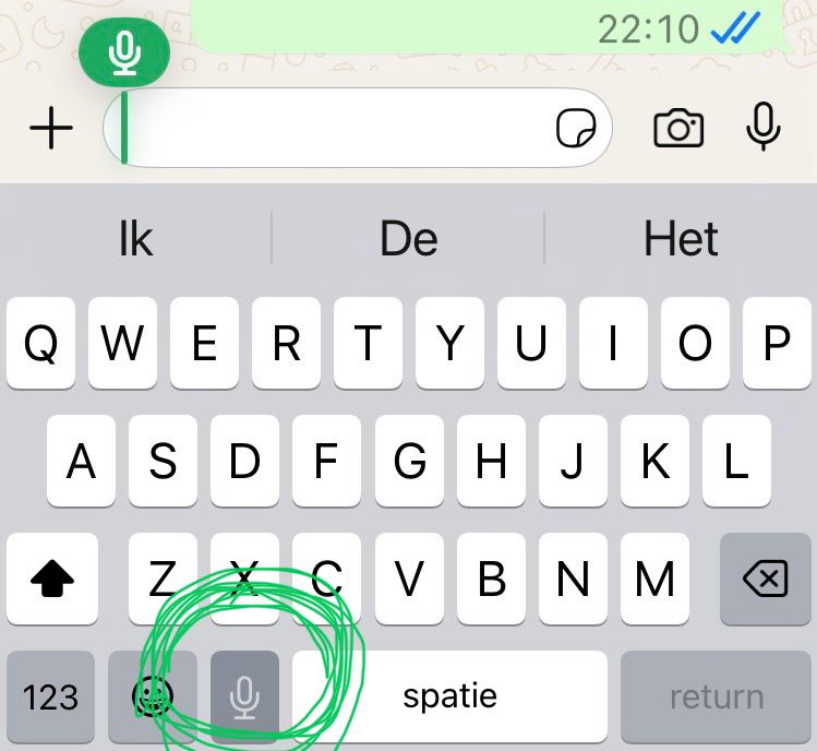 ZoetSanny's tweet photo. Ik was 57 jaar toen ik er per ongeluk achter kwam dat er een dicteerfunctie zit op m’n telefoon! 😱
(Microfoontje links onder!)🙈
#microfoon #whatsapp #dicteer
#damn #harskehandig https://t.co/BatbSQB5gM